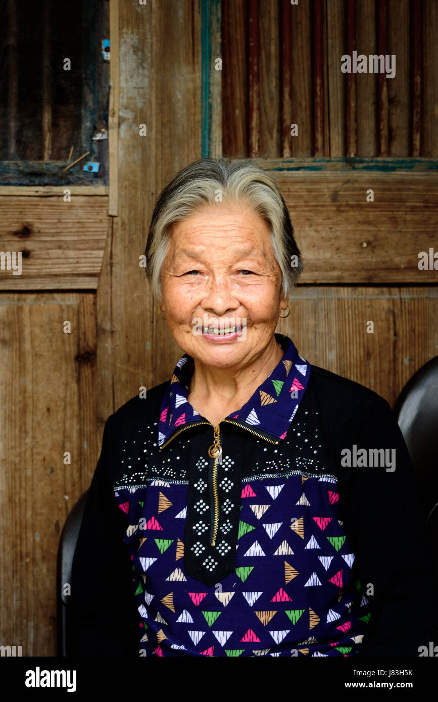 Une vieille femme chinoise sourit dans Lingshang Linkeng ou village ancien, Yongjia County, Zhejiang Province, Nanxi River zone connue pour sa longévité. Banque D'Images