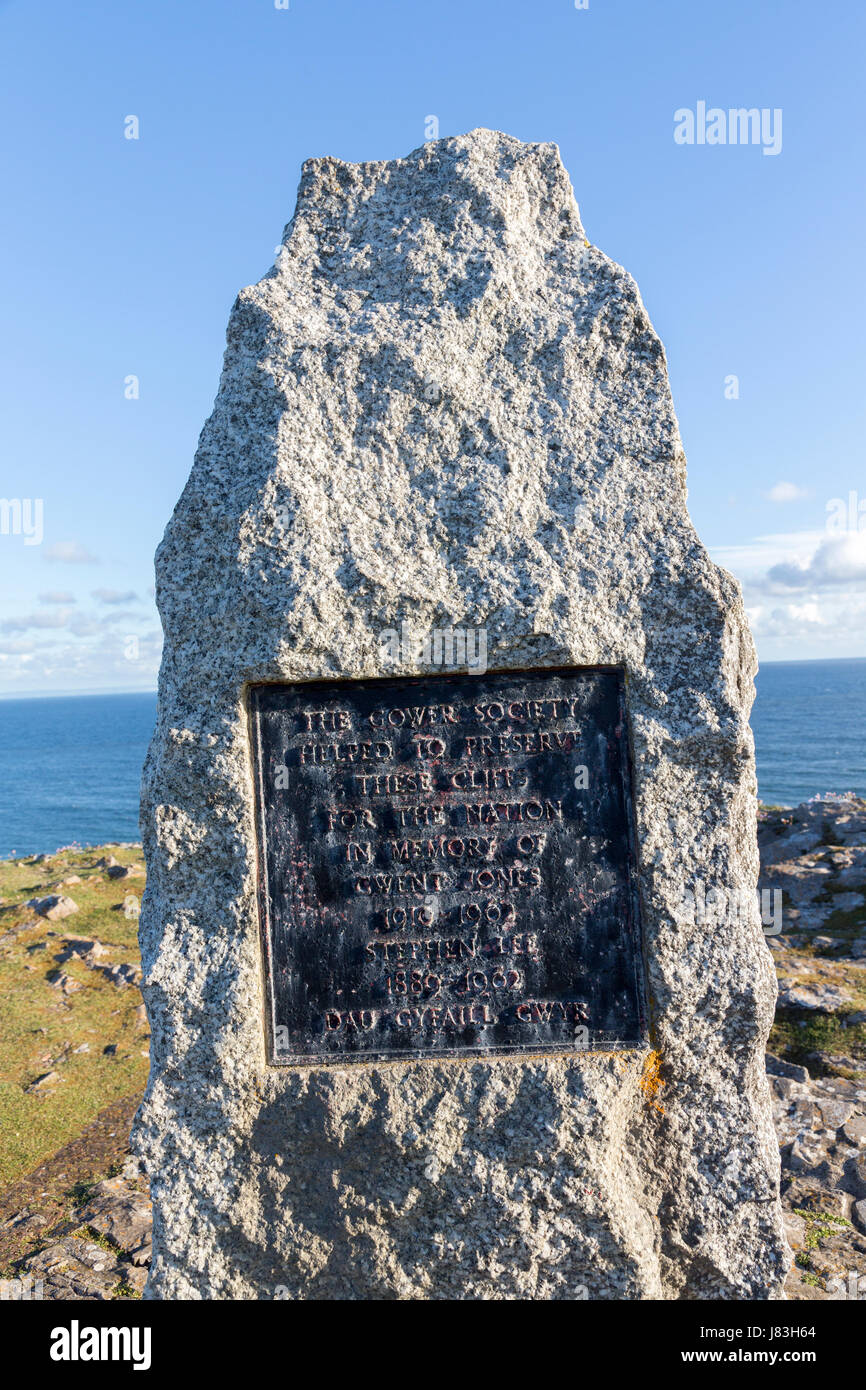 Pierre commémorative sur le port Eynon pointe à Owen Jones de la société Gower, Gower, Pays de Galles, Royaume-Uni Banque D'Images