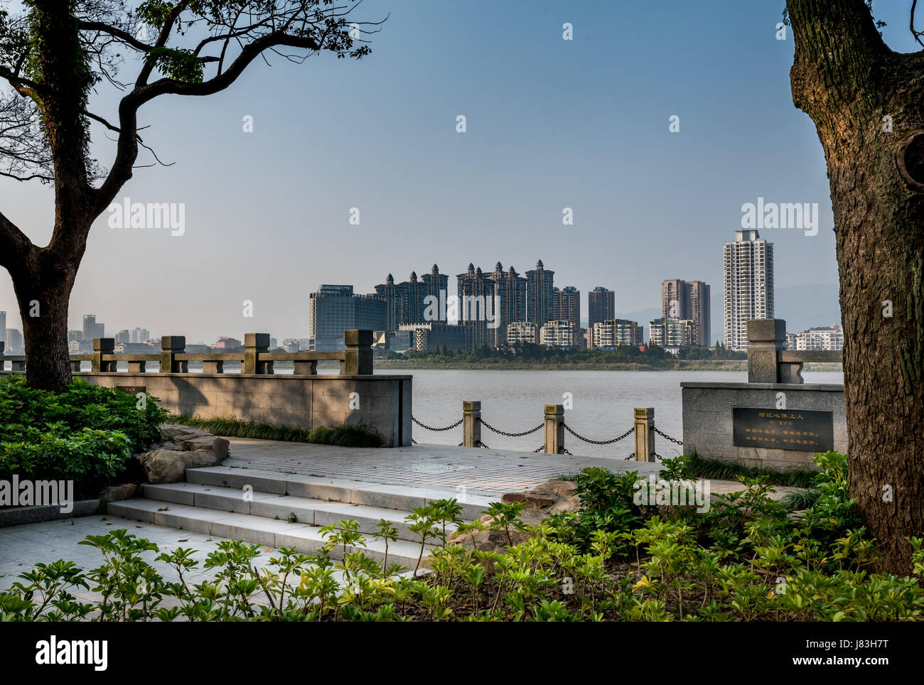 Ville de Wenzhou vu de l'Île Jianxing entourée d'arbres et rivière Oujiang, un parc et la nature s'échapper les résidents et les touristes, la province de Zhejiang. Banque D'Images