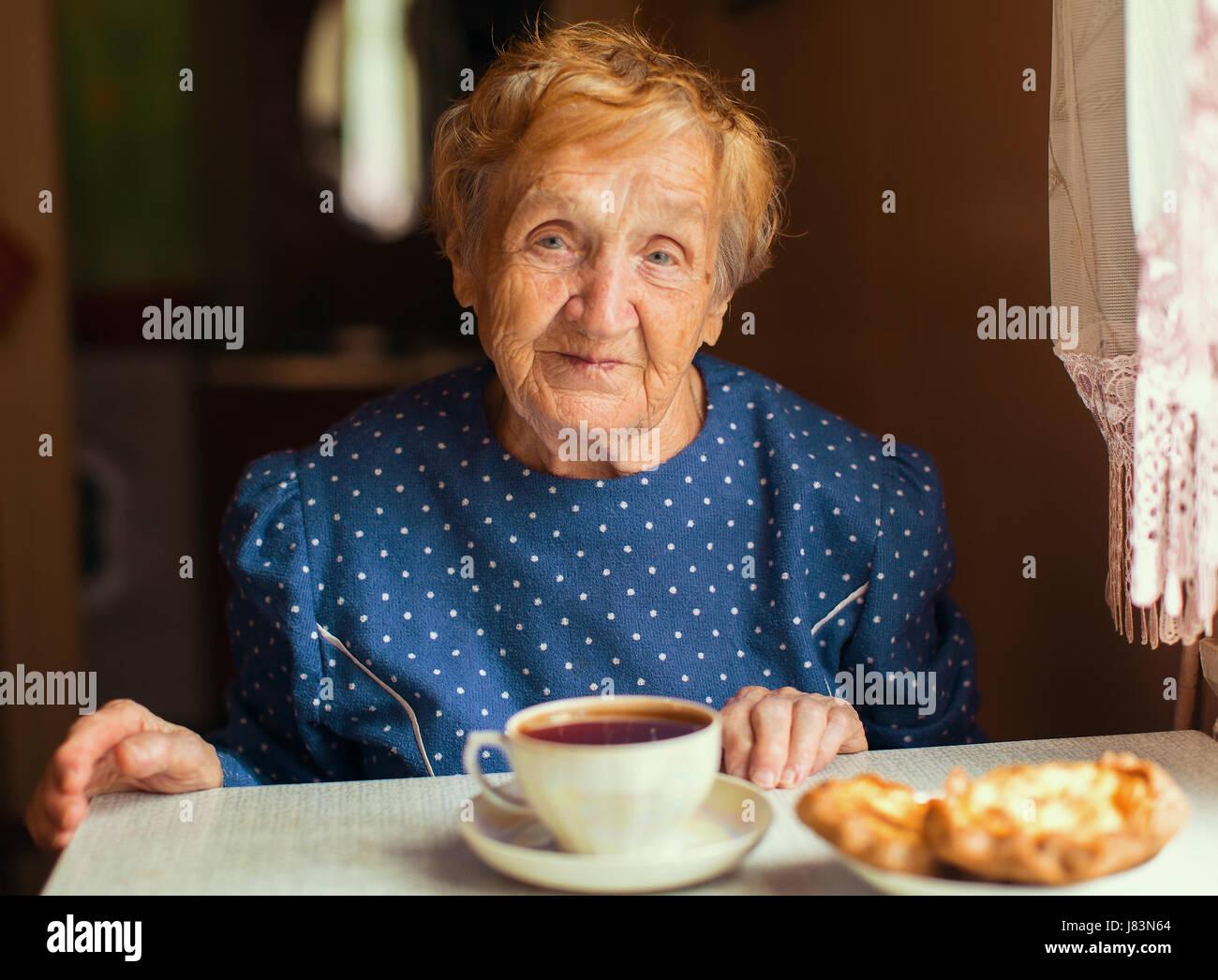 Femme âgée de boire du thé. Le russe ou l'ukrainien. Banque D'Images