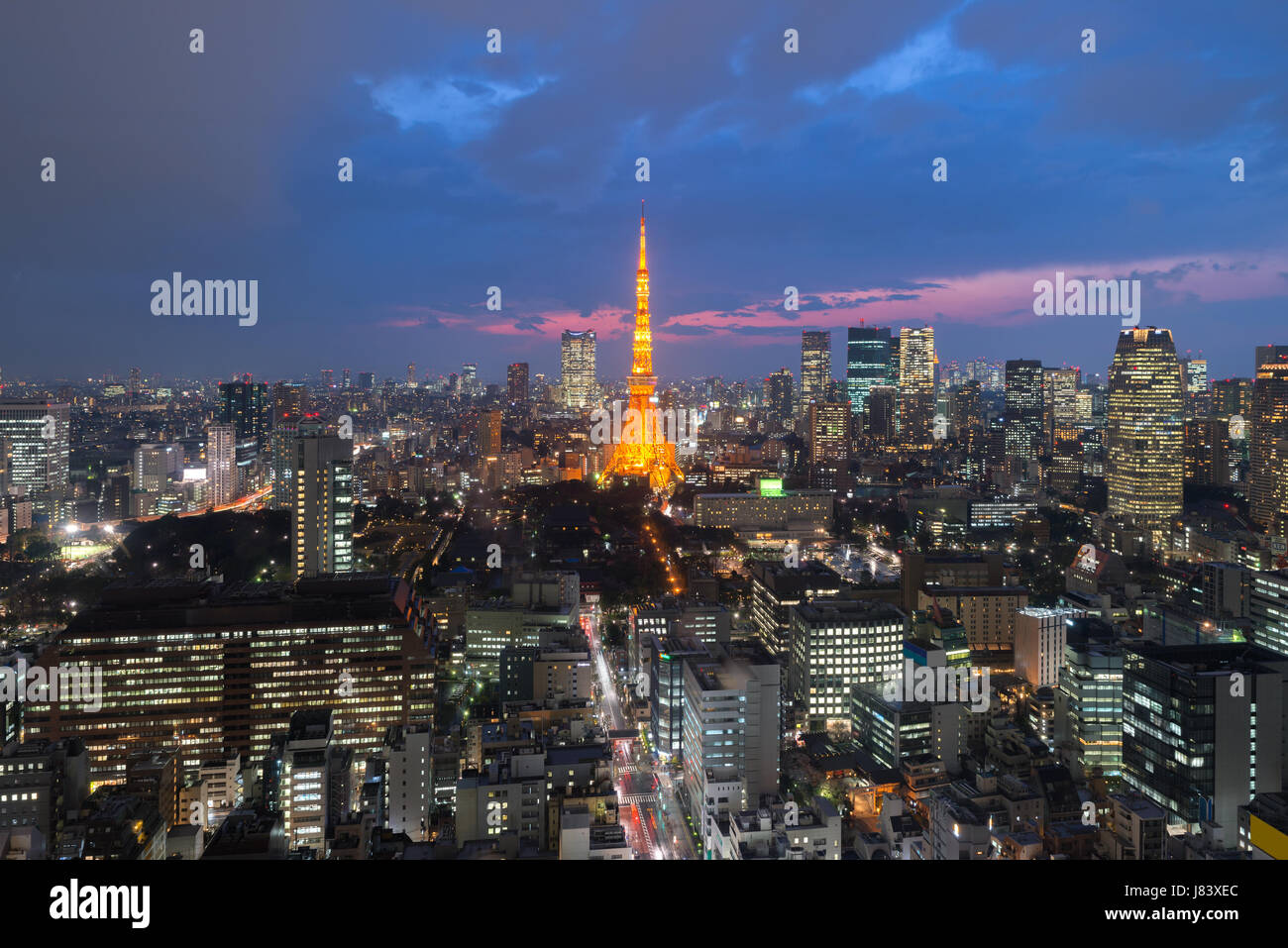 Tokyo at Nigh sur Tokyo Tower, Tokyo city skyline, Tokyo Japon Banque D'Images
