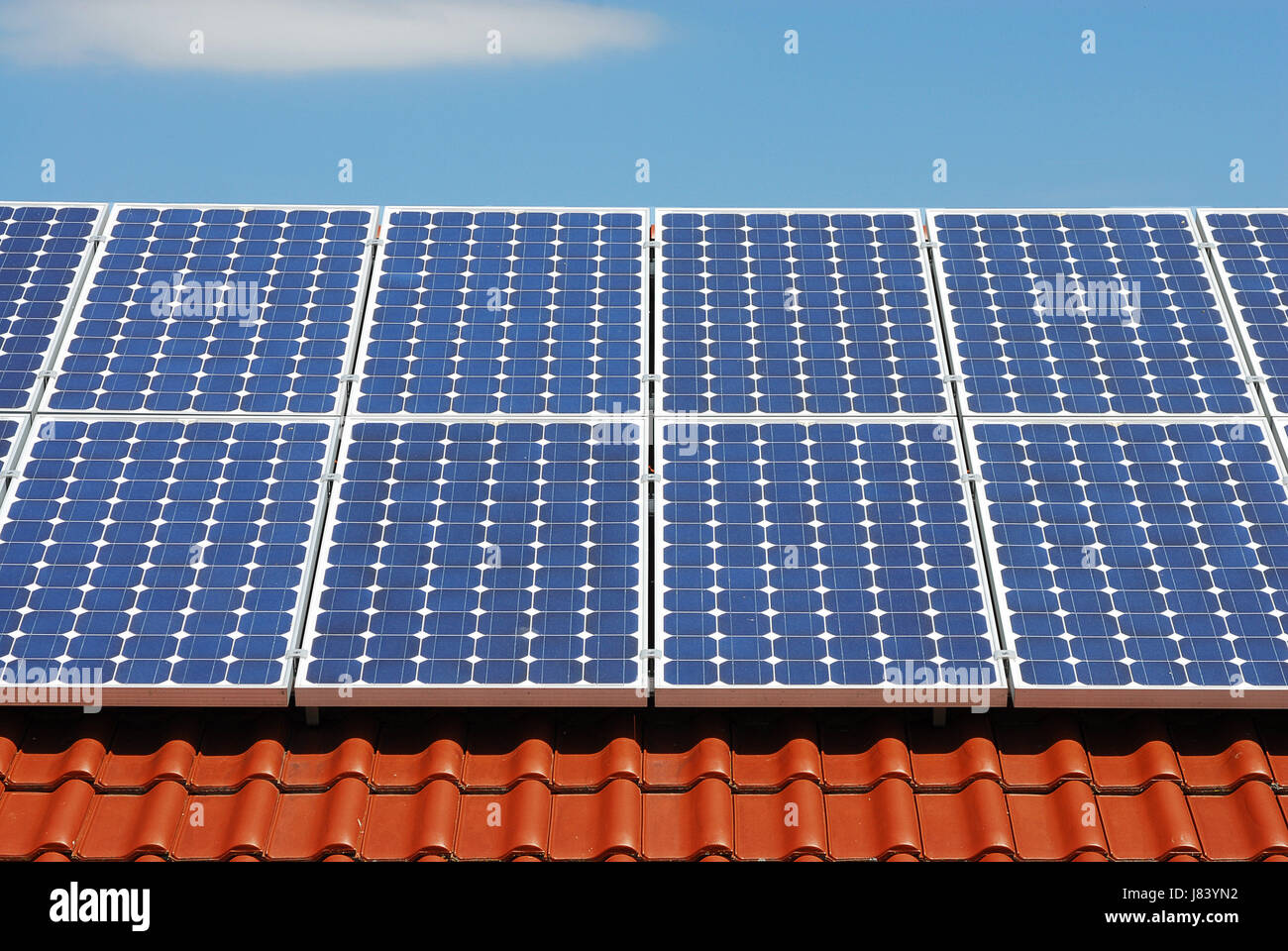 Avenir de l'énergie solaire photovoltaïque les cellules solaires photovoltaïques nettoyage shine brille Banque D'Images