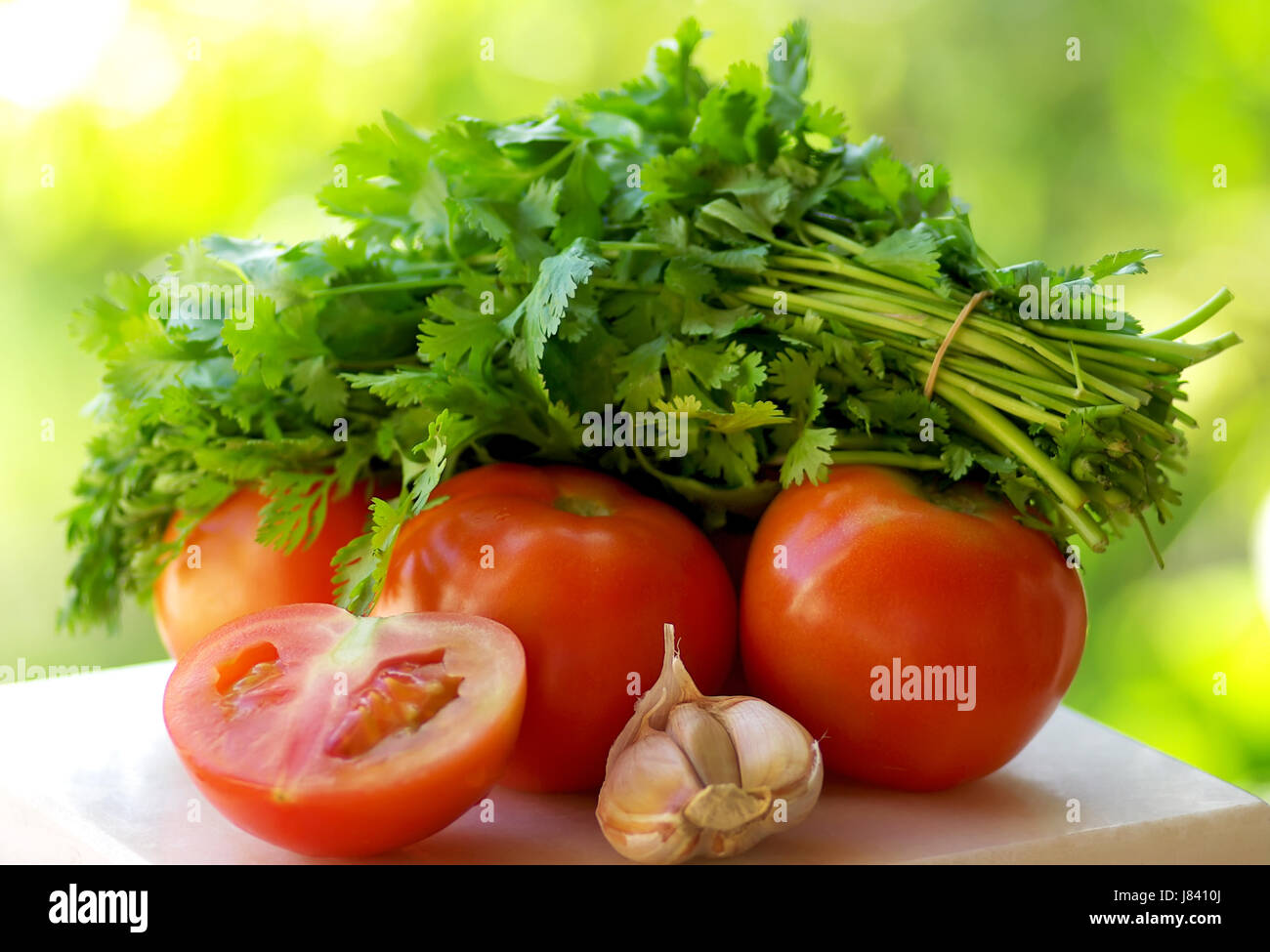 Aliment alimentaire de Légumes verts Salade de tomates aux fines herbes ail aliment alimentaire unique feuille Banque D'Images