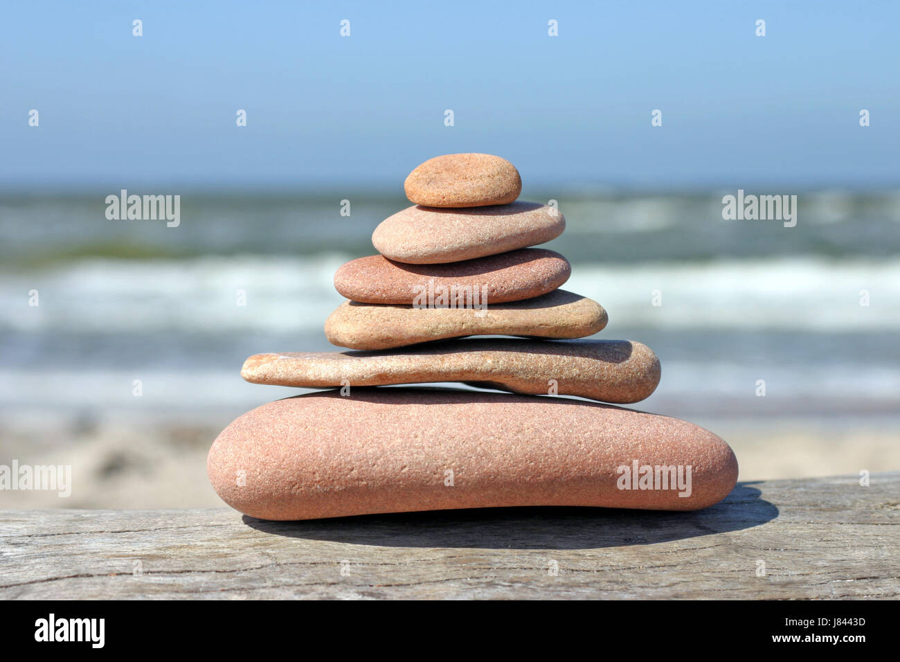 Plage en pierre de la tour de la plage en bord de mer de galets pile pyramide stable de la nature Banque D'Images