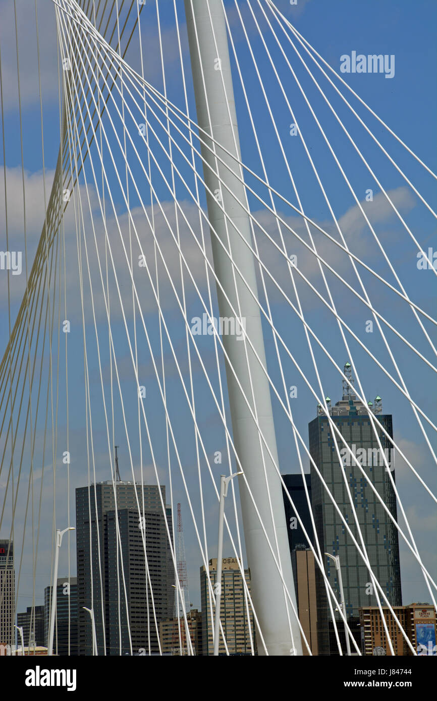 Le Margaret Hunt Hill bridge à Dallas est conçu par l'architecte espagnol Santiago Calatrava et est devenue une icône de l'architecture de la ville. Banque D'Images
