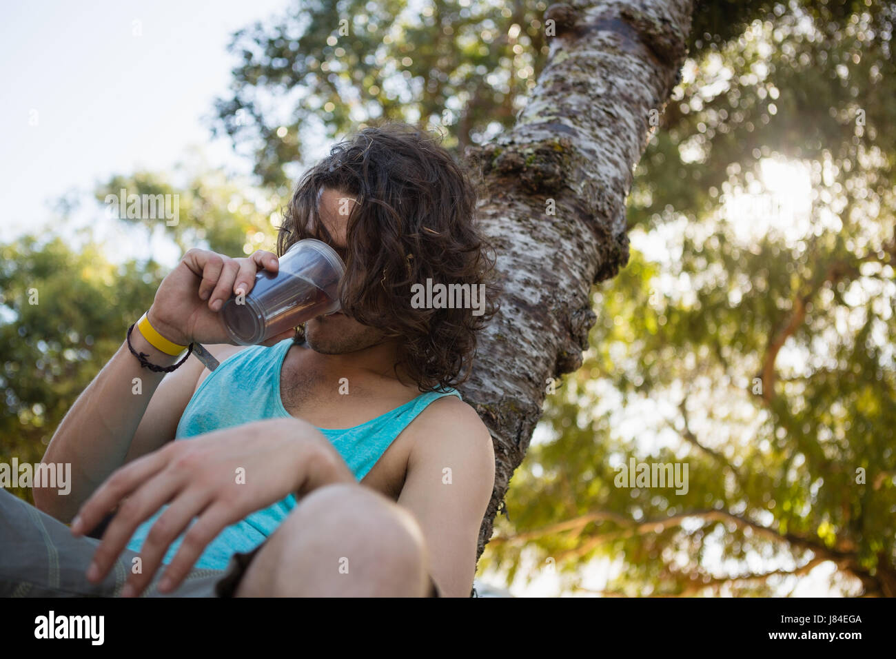 Homme inconscient de boire une bière dans le parc Banque D'Images