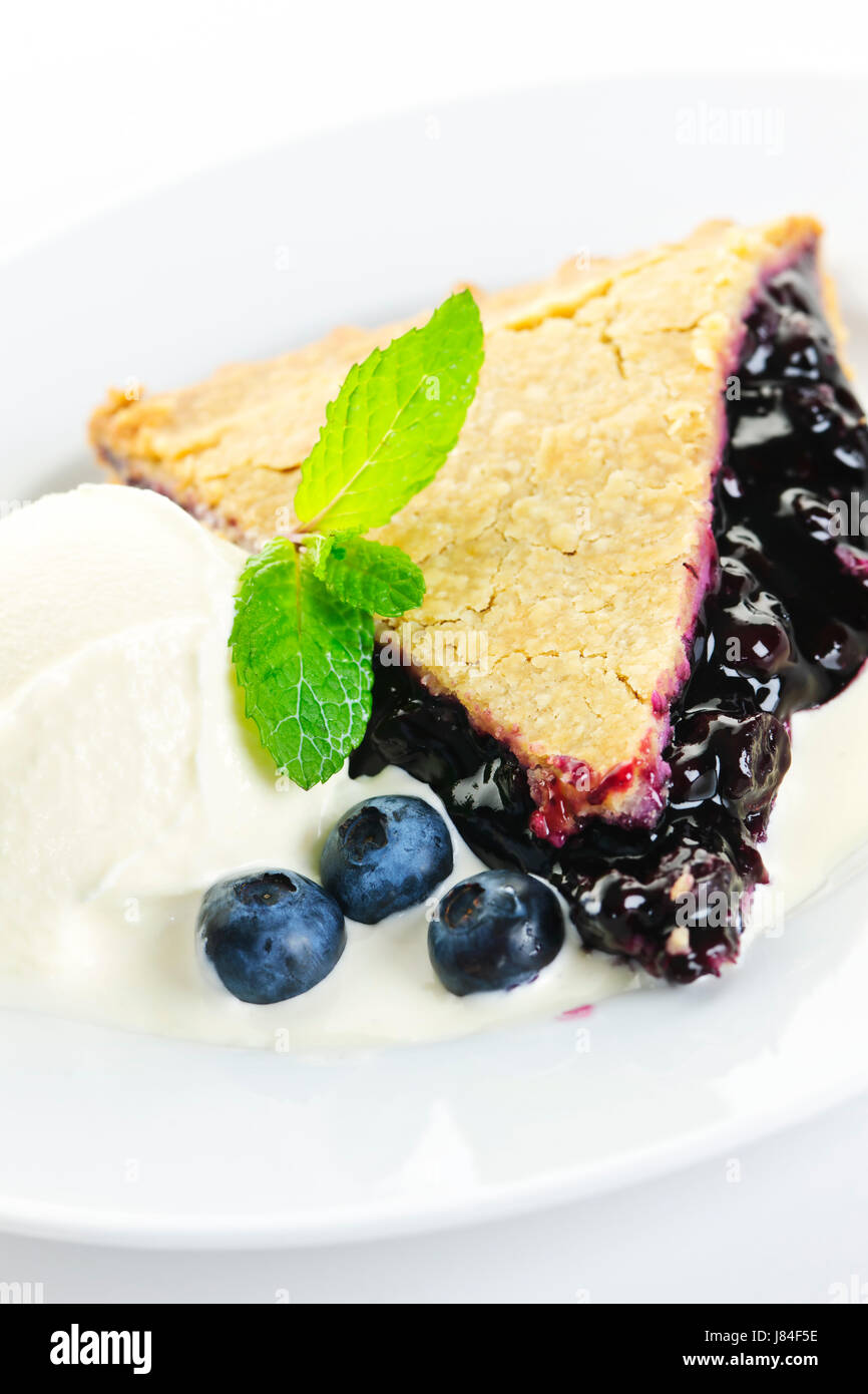 Gâteaux tarte gâteau plaque pièce segment section partie salon bleuets myrtilles Banque D'Images