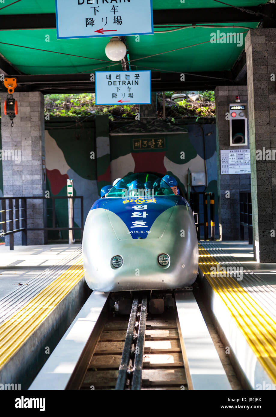 Train de prendre les touristes vers le bas 3ème tunnel DMZ à invasion en Corée du Sud Banque D'Images