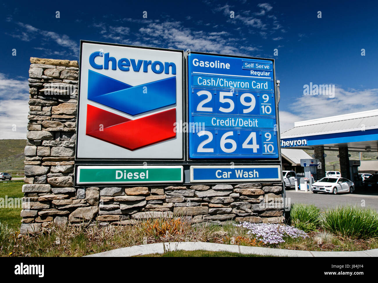 Park City, Utah, le 14 mai 2017 : le soleil brille sur le support pour une station essence Chevron. Banque D'Images