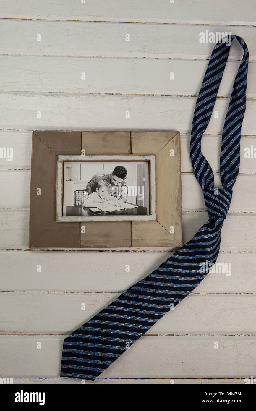 Close-up de cadre photo et cravate sur planche en bois Photo Stock - Alamy