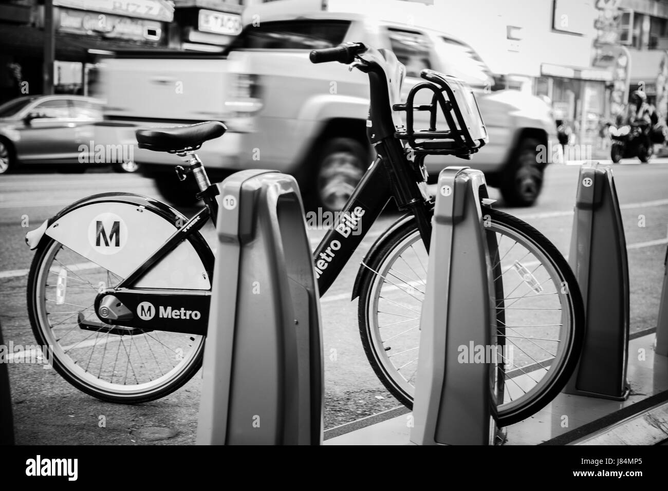 Vélo, métro, garée rue routes très fréquentées , centre-ville, LA, los angeles californie voitures Banque D'Images