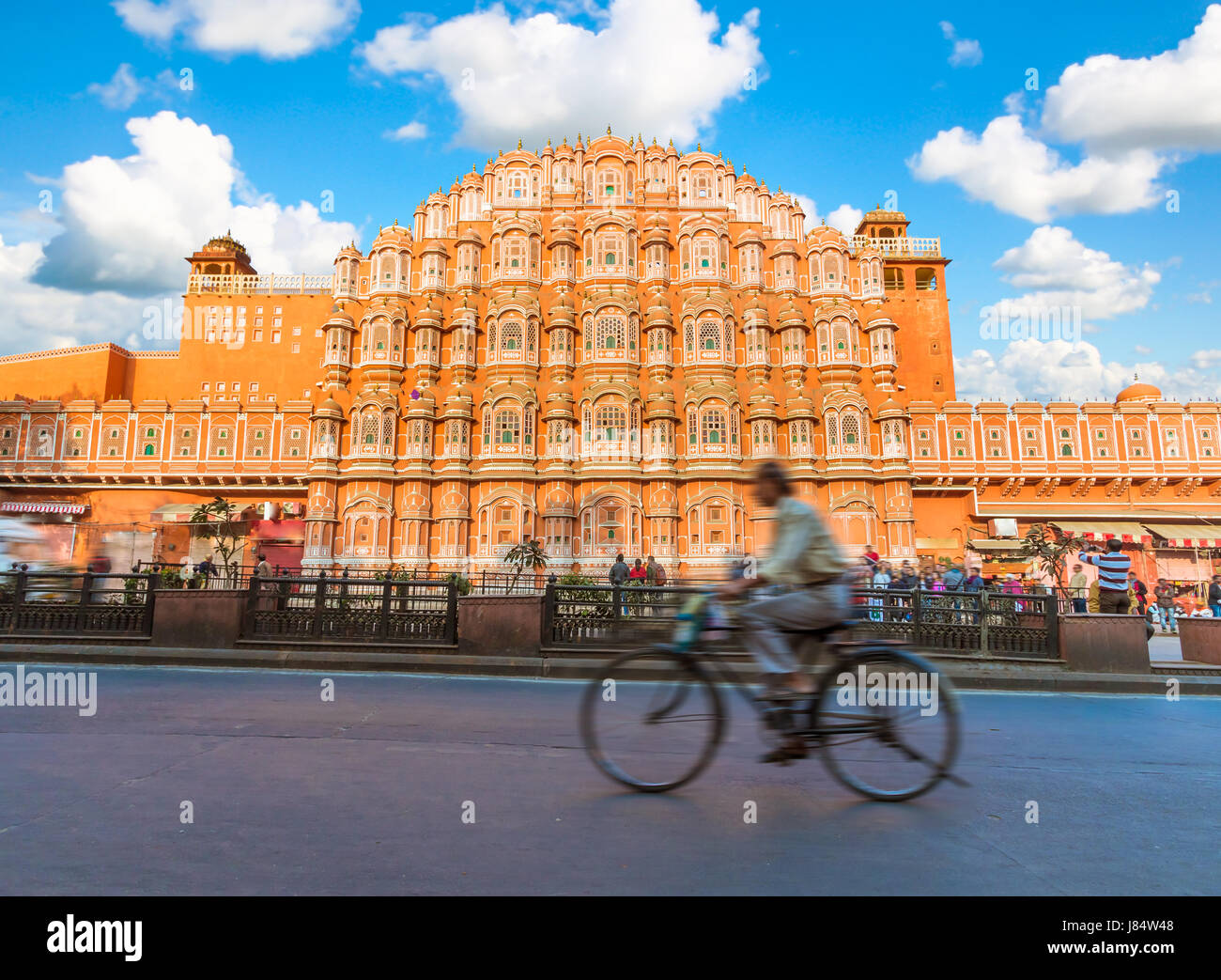Hawa Mahal - Palais des Vents avec l'animation dans la rue au premier plan - Jaipur, Inde. Banque D'Images Hawa Mahal - Palais des Vents avec l'animation dans la rue au premier plan - Jaipur, Inde. Banque D'Images