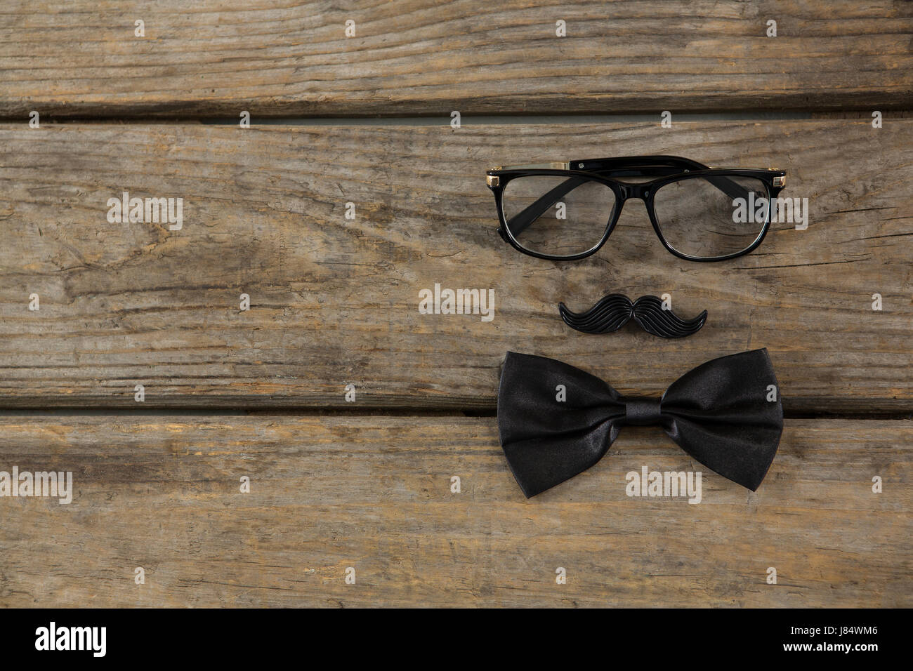 Vue de dessus de noeud papillon avec moustache et les lunettes sur la table  en bois Photo Stock - Alamy