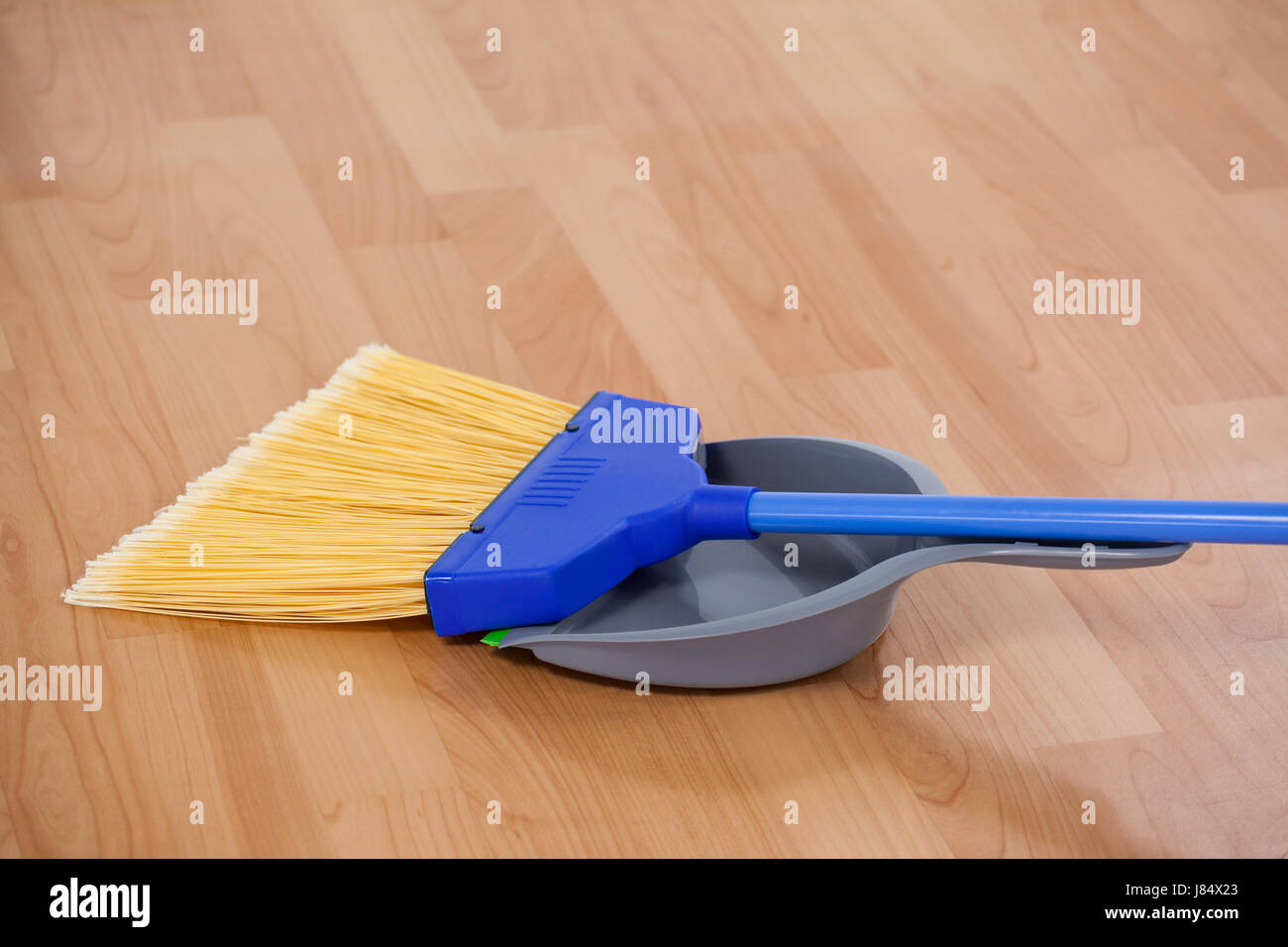 Close-up de balayer balai avec ramasse-poussière sur plancher en bois Photo  Stock - Alamy