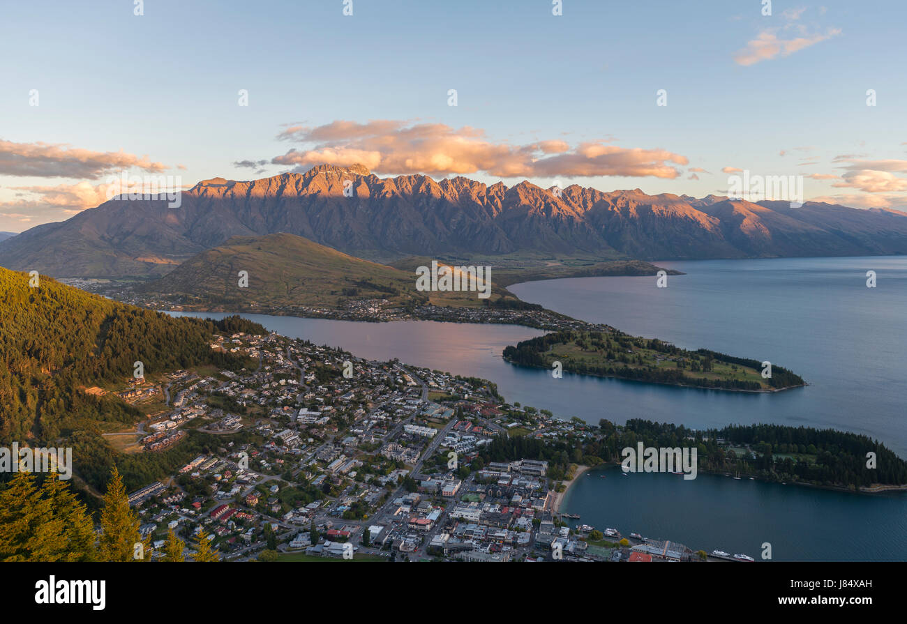 Vue sur le lac Wakatipu et Queenstown au coucher du soleil, Ben Lomond Scenic Reserve de montagnes, Les Remarkables, Otago, île du Sud Banque D'Images