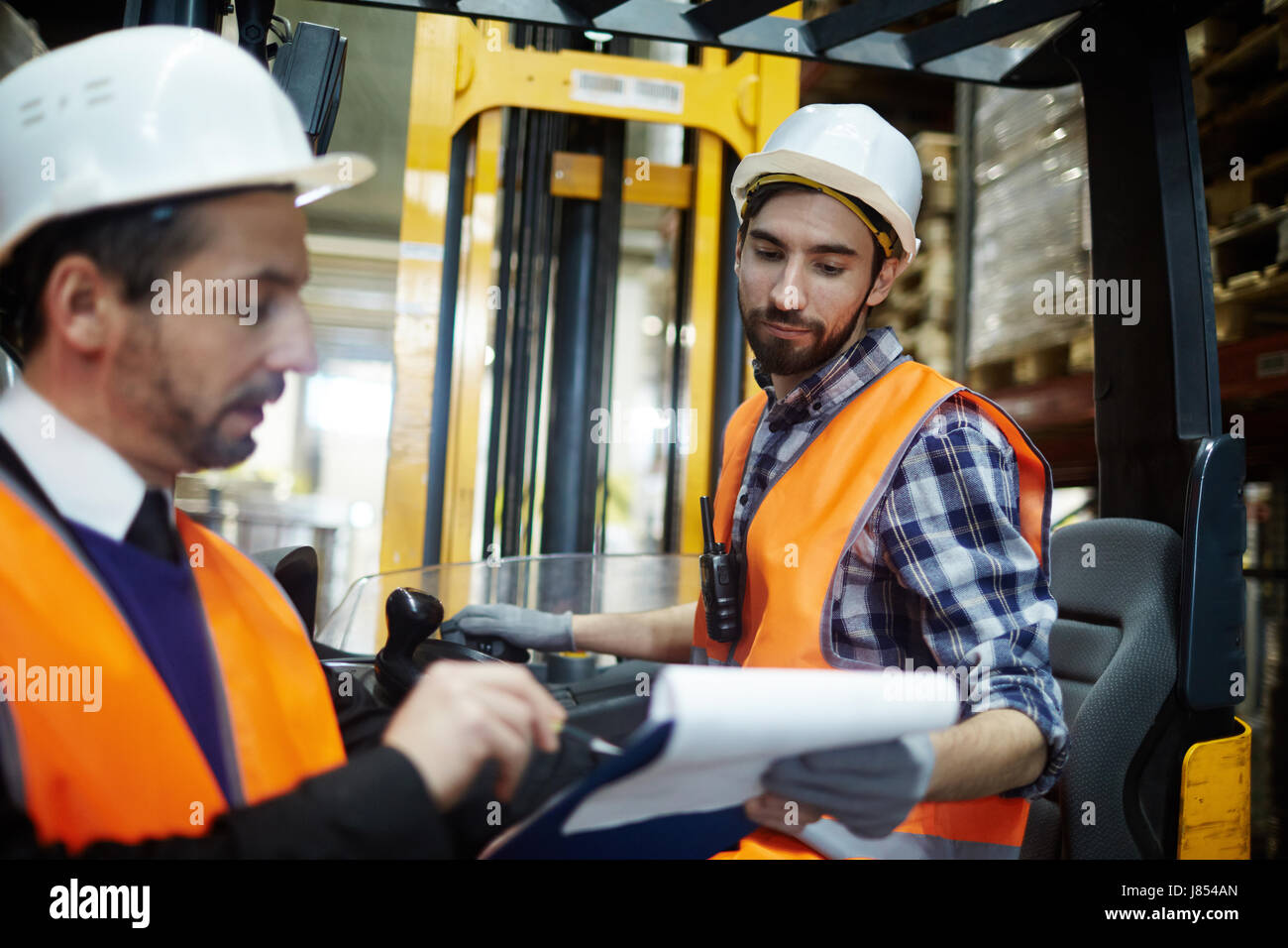Superviseur de la tête dans le document données expliquant au chargeur Banque D'Images