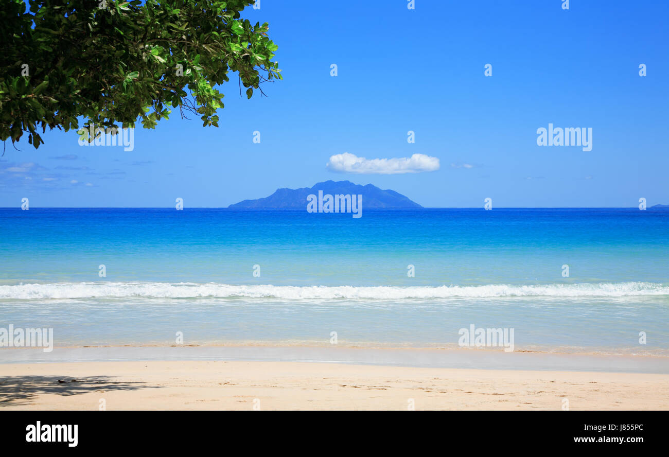 La plage de Beau Vallon, île de Mahé, République des Seychelles. Silhouette Island dans l'arrière-plan. Banque D'Images