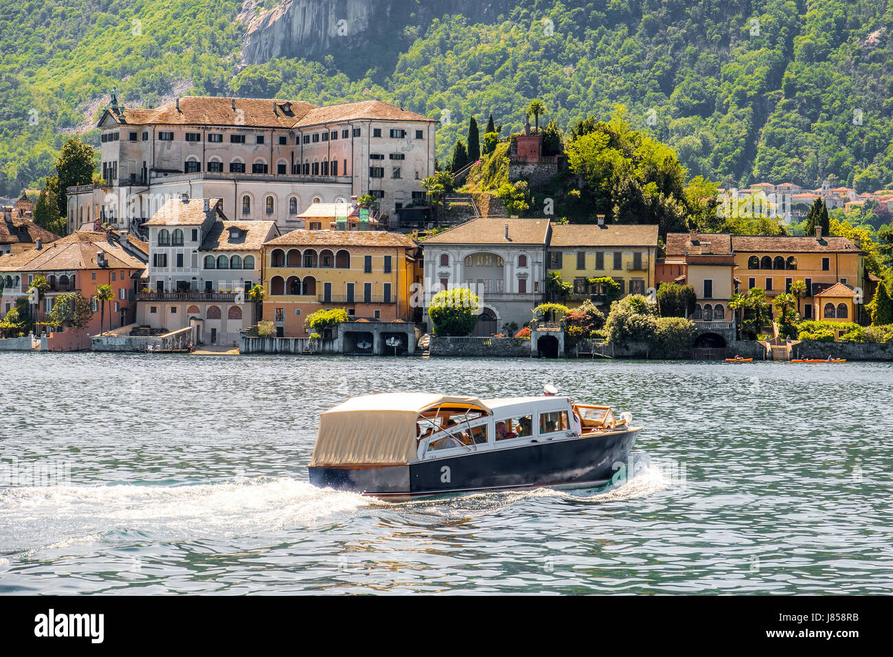 Naviguer sur les lacs italiens en bateau vers l'île de San Giulio dans le lac d'Orta Banque D'Images