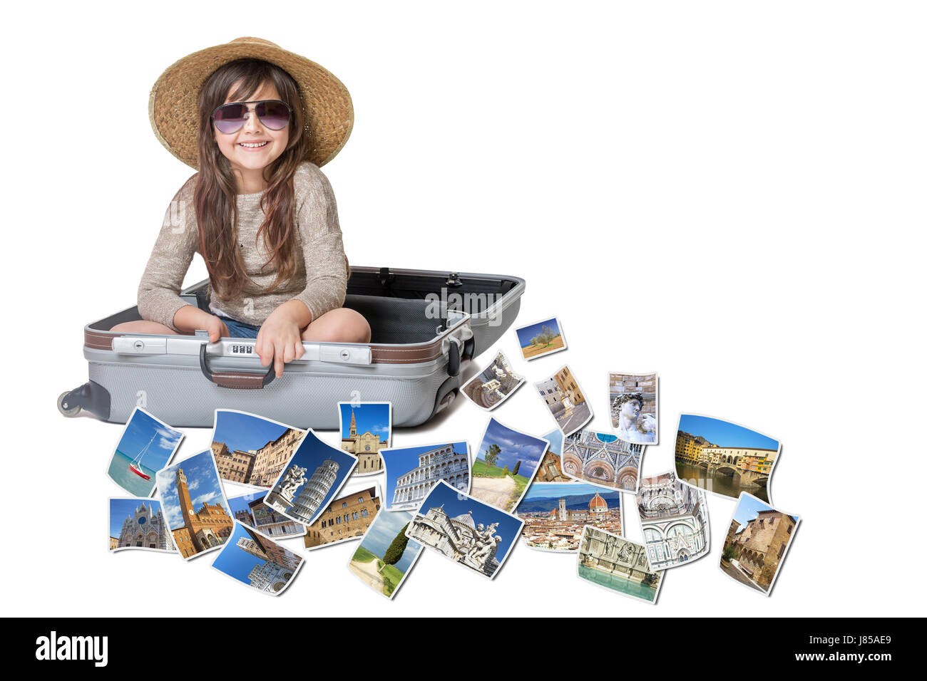 Petite fille aux cheveux longs avec chapeau de paille est assis dans une valise ouverte. Photos des sites touristiques de la Toscane (Italie) vole autour de la valise. Tout est sur le Banque D'Images