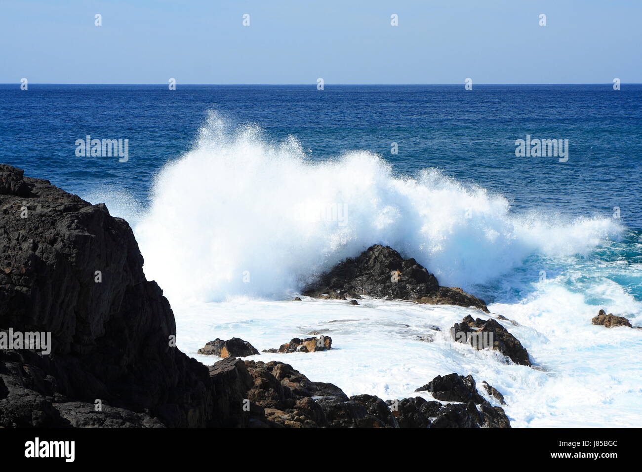 Espagne vagues surf rock risacca briser contre les surtensions de l'eau salée des vagues mer océan Banque D'Images