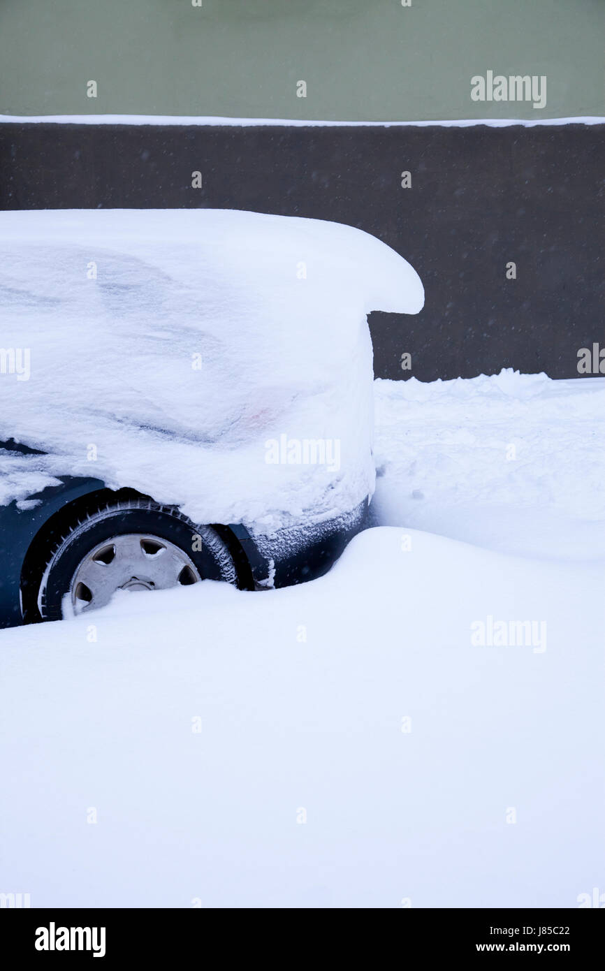 Voiture / bus en hiver neige Banque D'Images