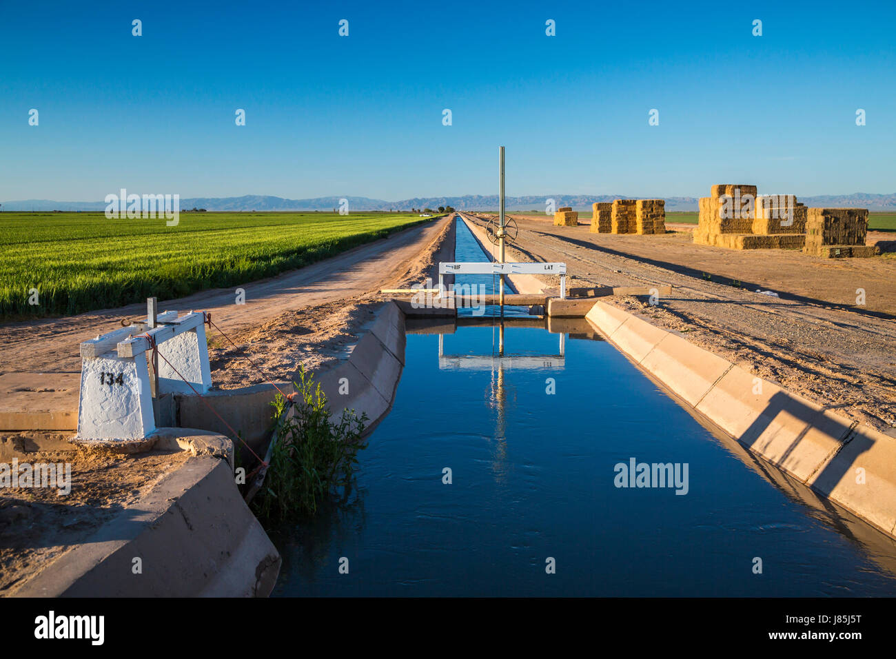 Les canaux d'irrigation agricole et de contrôle dans la Vallée impériale de la Californie, USA. Banque D'Images