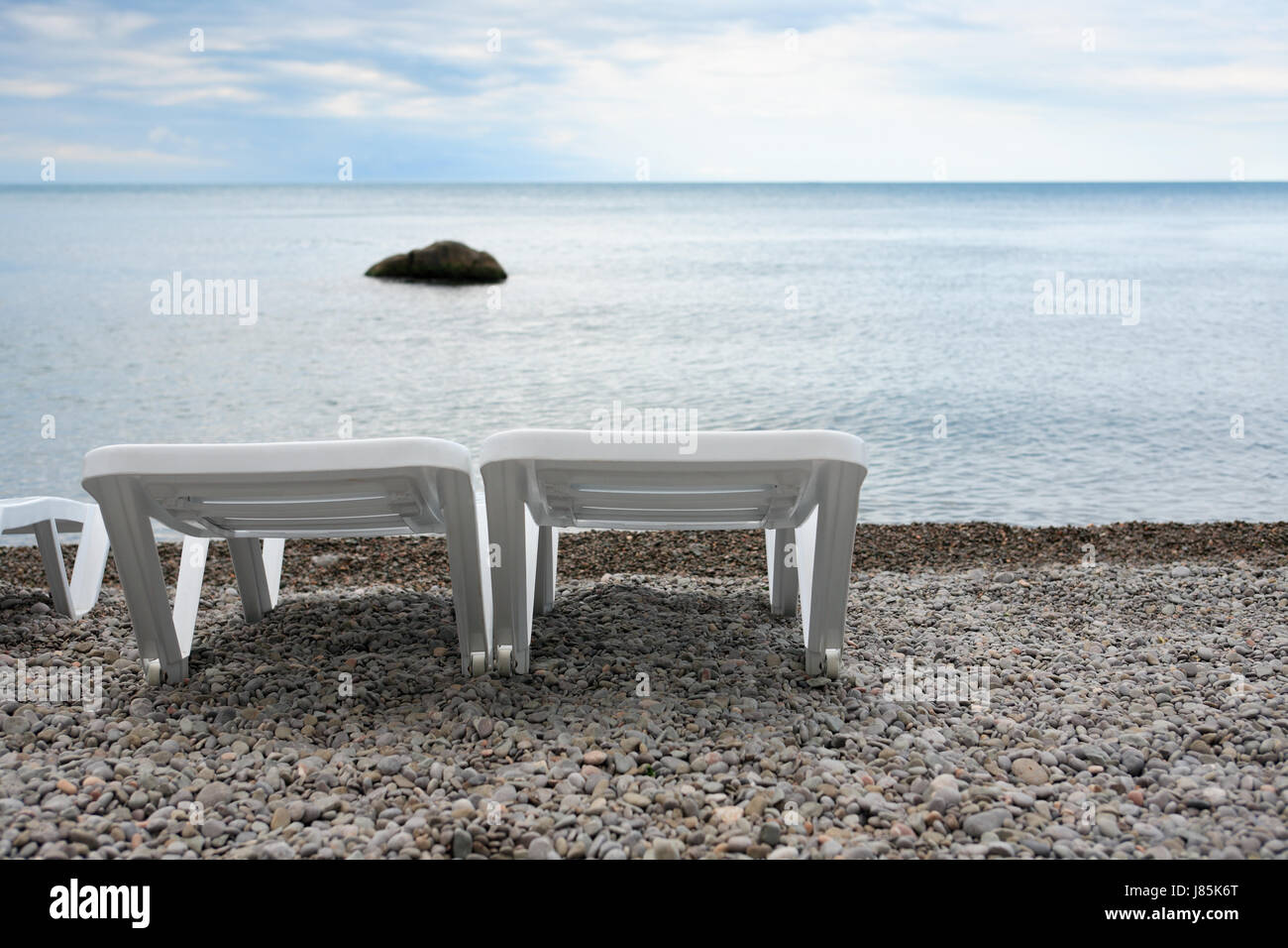 Paire de chaises vides sur la plage déserte Banque D'Images