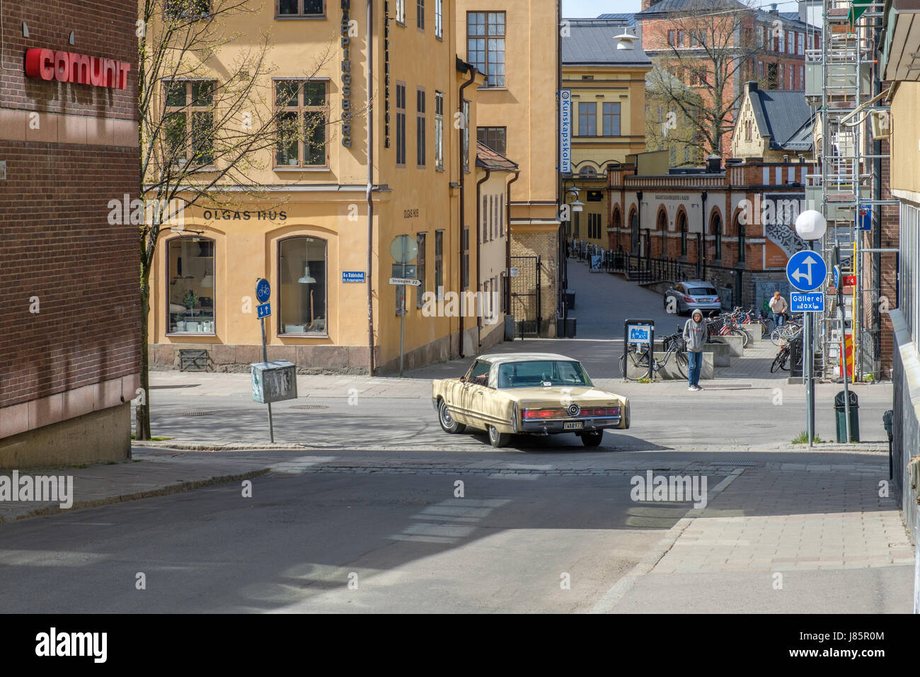 1968 Chrysler Crown Imperial tourne à gauche sur Gamla Rådstugugatan Knäppingsborgsgatan à la fin de à Norrköping, Suède Banque D'Images