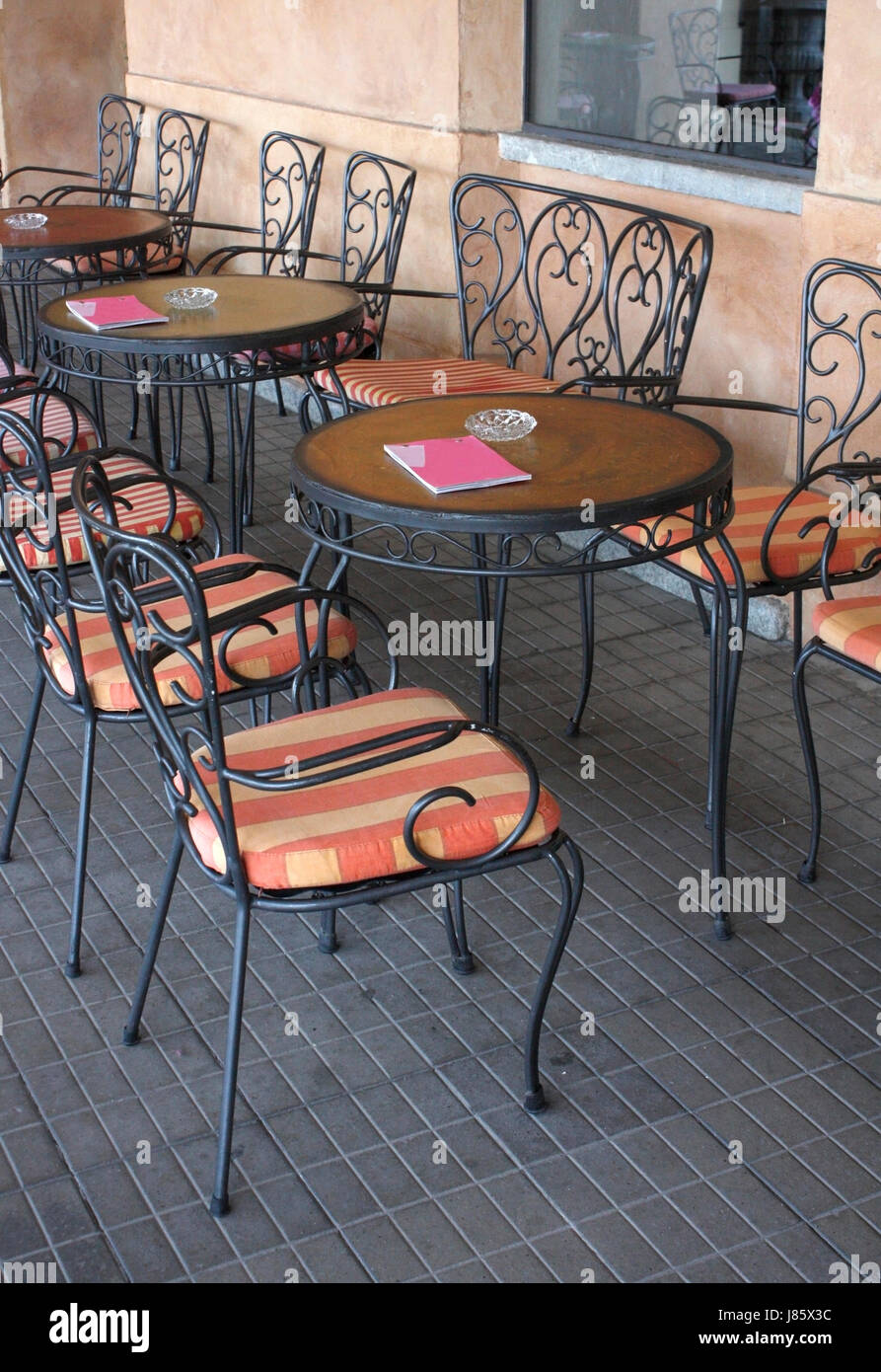 Chaises de restaurant café terrasse pièce vide tables segment section Photo  Stock - Alamy