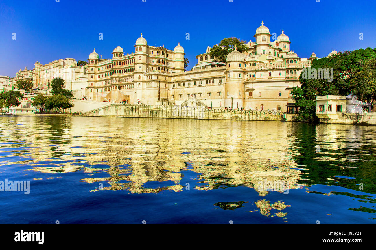 Palais Royal d'Udaipur fièrement sur les rives ou le lac Pichola pour montrer l'histoire royale d'Udaipur Banque D'Images