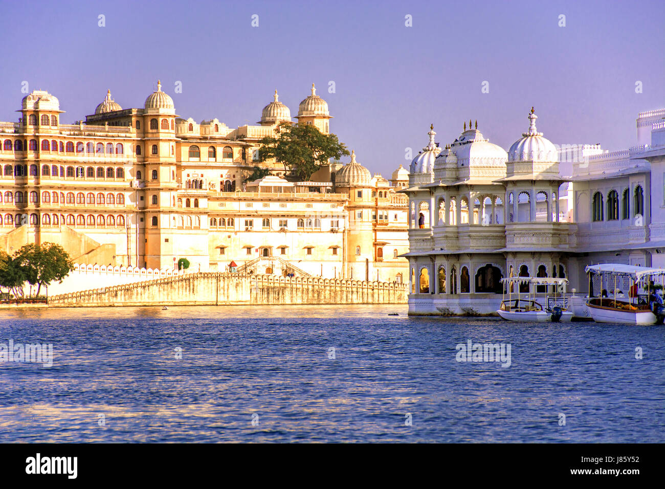 City Palace avec taj lake palace à l'avant Banque D'Images