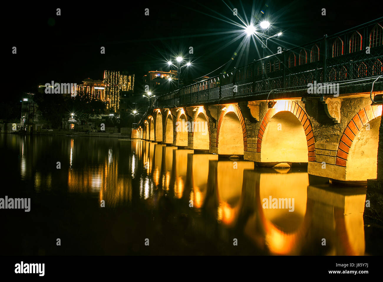 Pont pour piétons sur le lac Pichola Banque D'Images