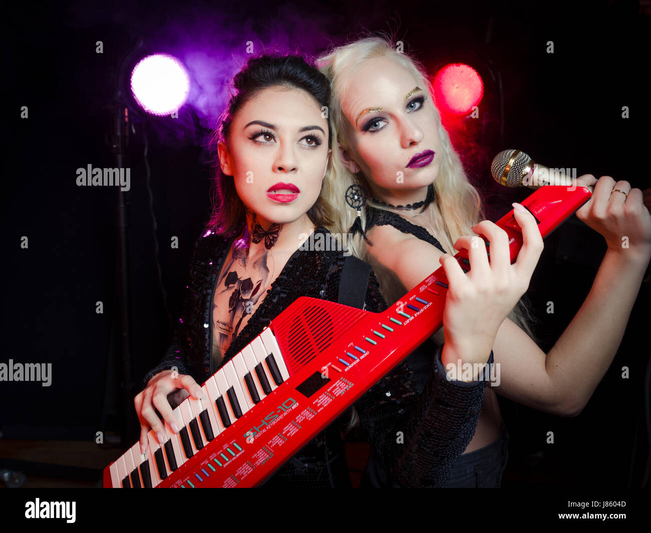 Rock Stars avec microphone et Yamaha SHS-10 keytar Banque D'Images