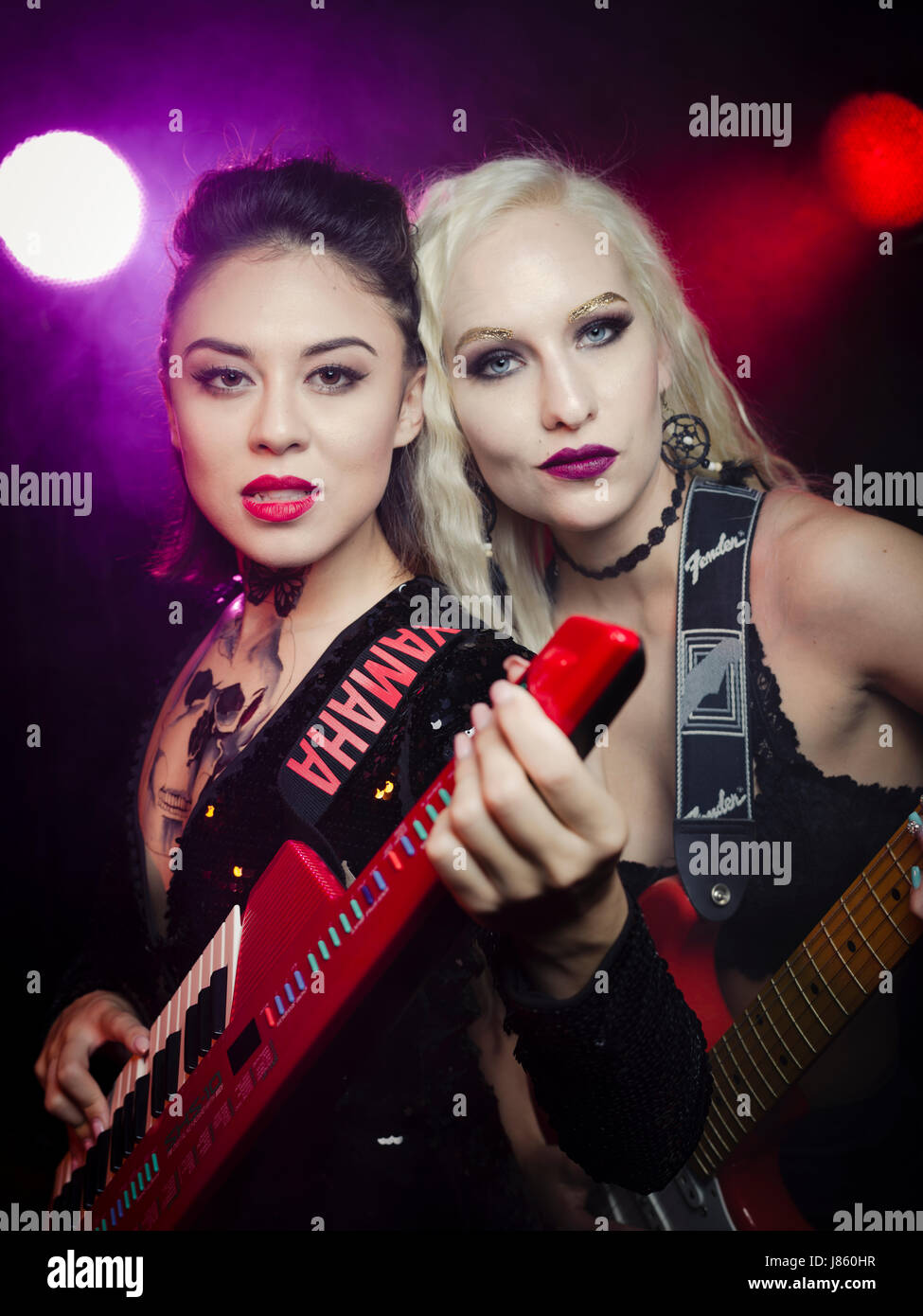 Les stars du rock avec guitare électrique Fender Stratocaster et Yamaha SHS-10 keytar Banque D'Images