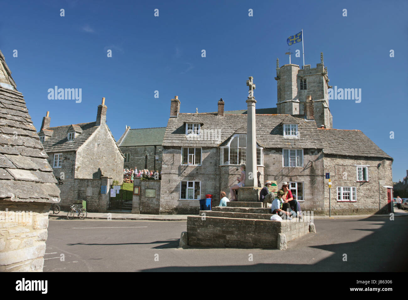 Le Square, traverser et église saint-roi et Martyr, Corfe Castle, à l'île de Purbeck, Dorset Banque D'Images