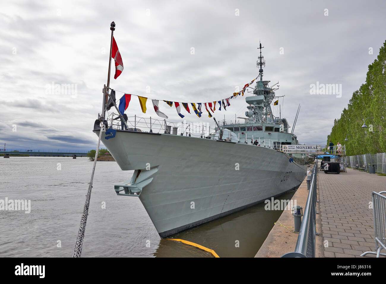 Montréal, Québec, CANADA - 19 MAI 2017 : NCSM Montréal au Vieux-Port de Montréal pour l'ouverture des portes, il s'agit d'une frégate de classe Halifax qui a servi dans Banque D'Images