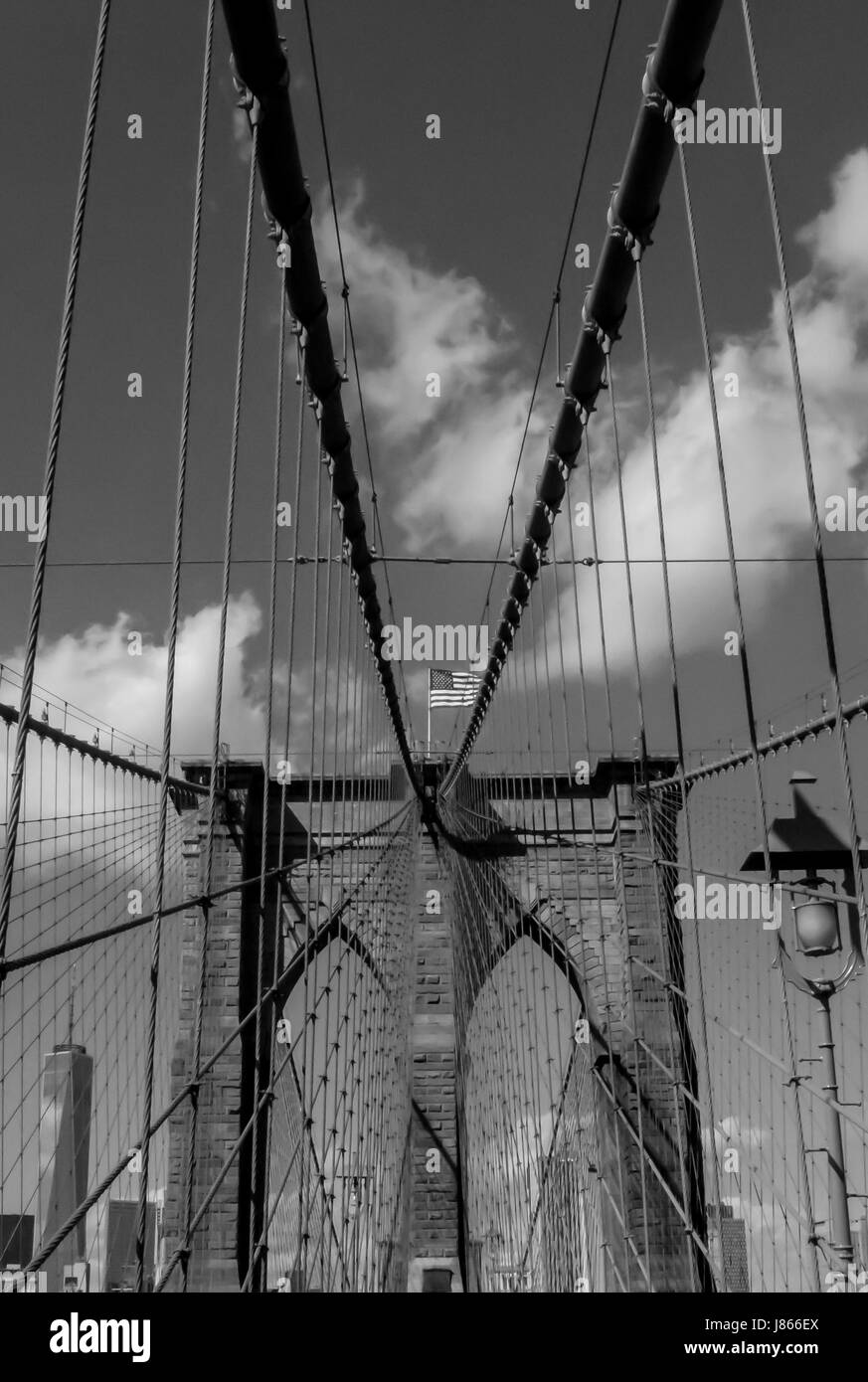 Pont de Brooklyn avec le drapeau américain en noir et blanc Banque D'Images