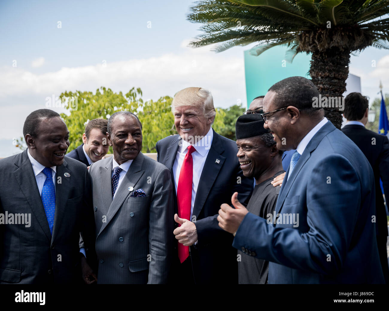 Sicile, Italie. 27 mai, 2017. Le président américain, Donald Trump (C) Comité permanent avec Uhuru Kenyatta (Kenya), Mahamadou ISSOUFOU (Niger), Muhammadu Buhari (Nigéria) et président de la Banque africaine de développement Akinwumi Adesina après avoir posé pour une photo de groupe des États membres du G7 avec ses partenaires de diffusion, à Taormina en Sicile, l'île de l'Italie, 27 mai 2017. Dpa : Crédit photo alliance/Alamy Live News Banque D'Images