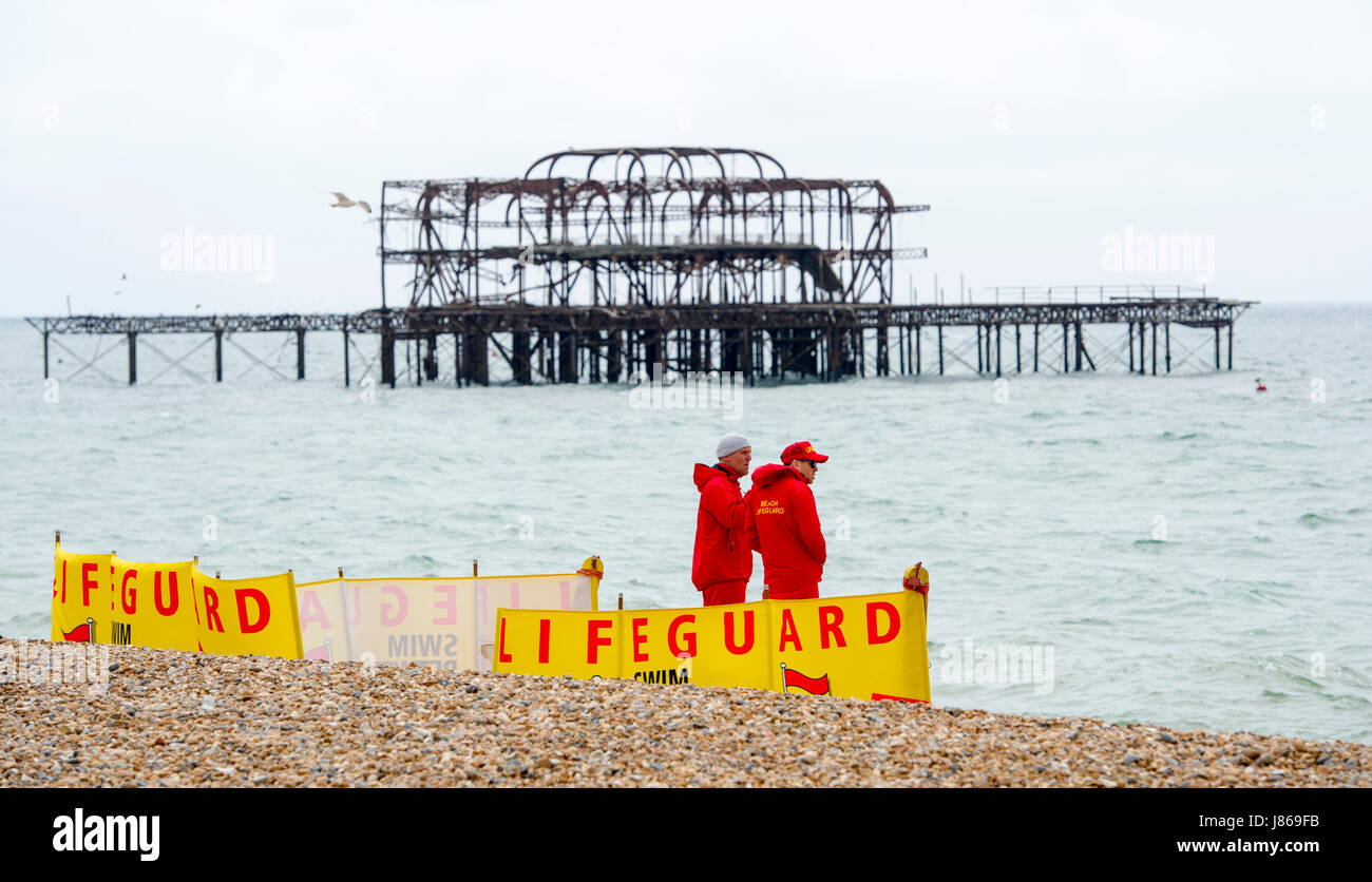 Brighton, UK. 27 mai, 2017. Quelle différence en un jour fait sur le front de mer de Brighton, l'enquête de sauveteurs près de plage vide par la Jetée ouest que la température a chuté de 10 degrés nearlly et le vent s'est levé après hier étant la journée la plus chaude de l'année Crédit : Simon Dack/Alamy Live News Banque D'Images