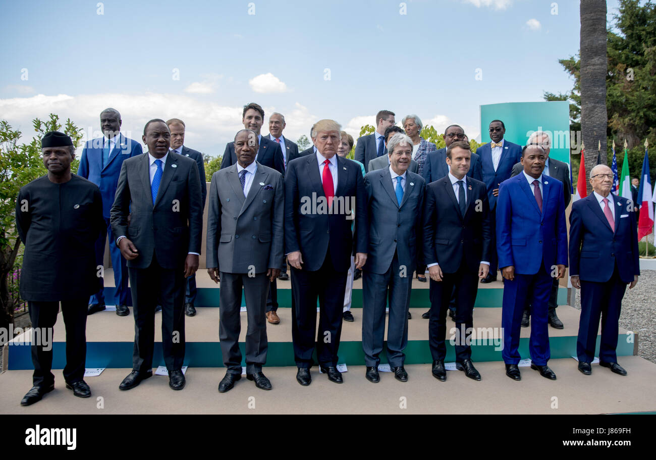 Sicile, Italie. 27 mai, 2017. Le président américain, Donald Trump (C) debout devant la chancelière allemande Angela Merkel qu'ils posent pour une photo de groupe des États membres du G7 avec ses partenaires de diffusion, à Taormina en Sicile, l'île de l'Italie, 27 mai 2017. En outre, Muhammadu Buhari (L-R)(Nigéria), Uhuru Kenyatta (Kenya), Mahamadou ISSOUFOU (Niger), du Premier ministre italien Paolo Gentiloni, Président de France Emmanuel Macron, Hailemariam Desalegn (Éthiopie) et BEJI CAID Essebesi (Tunisie) dans la première ligne. Dpa : Crédit photo alliance/Alamy Live News Banque D'Images