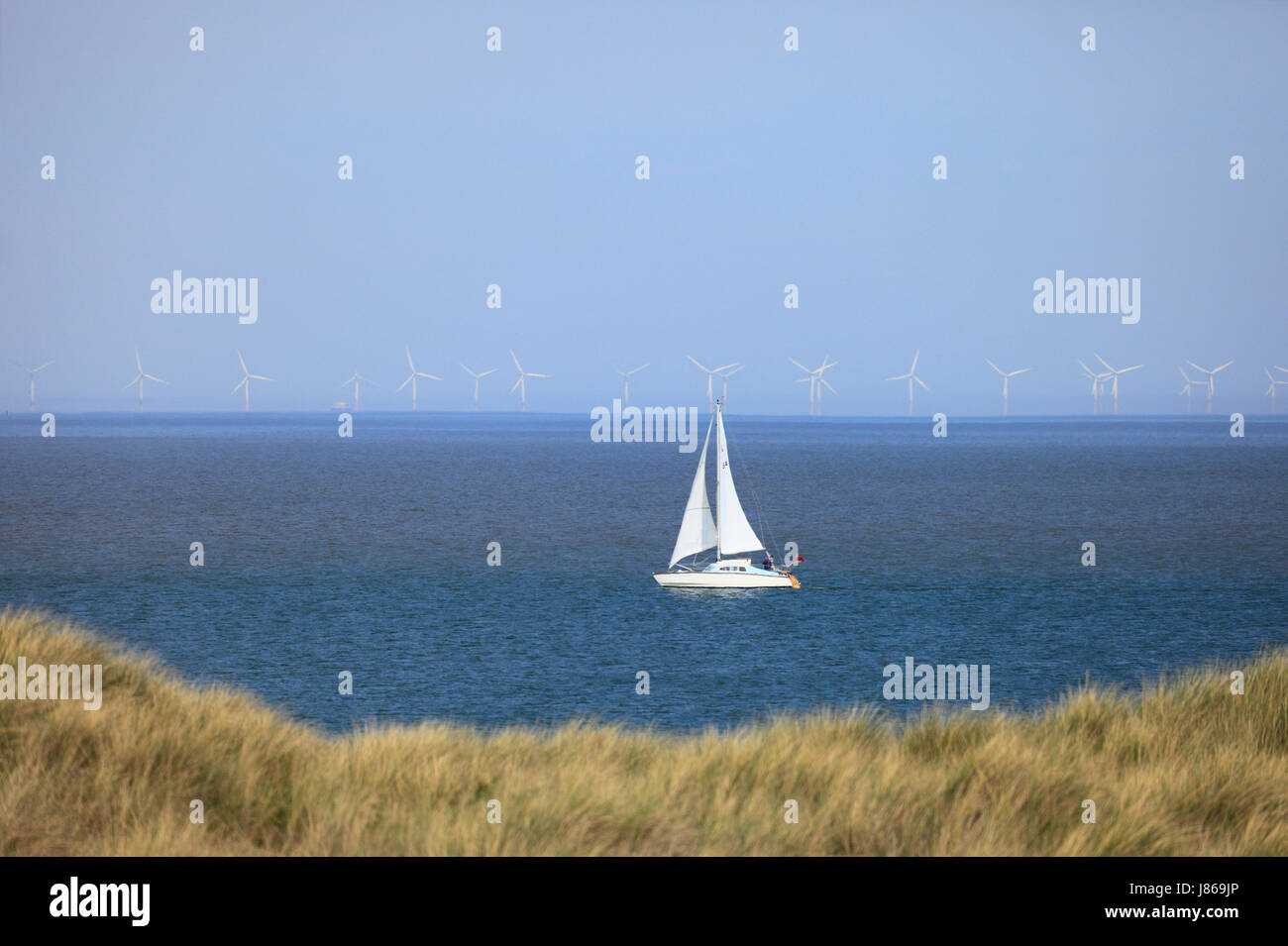 Thornham, Norfolk, Angleterre, Royaume-Uni. 27 mai 2017.bleu ciel et mer sur la côte de Norfolk comme un yacht sails par. Crédit : Stuart Aylmer/Alamy Live News Banque D'Images