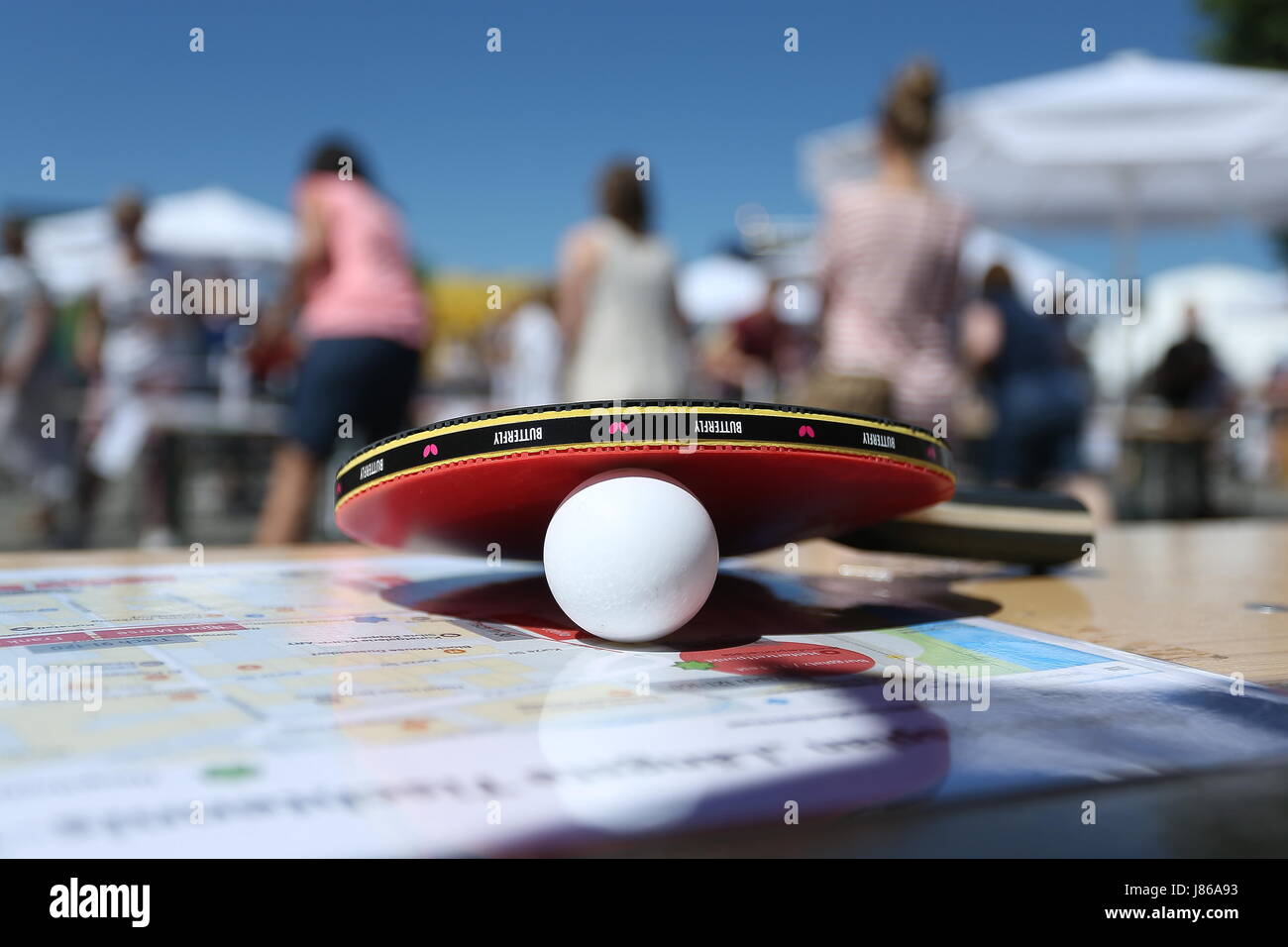 Düsseldorf, Allemagne. 27 mai, 2017. Une table de ping-pong et une balle de  tennis de table sur une table de la bière dans le quartier historique de  Düsseldorf, Allemagne, 27 mai 2017.