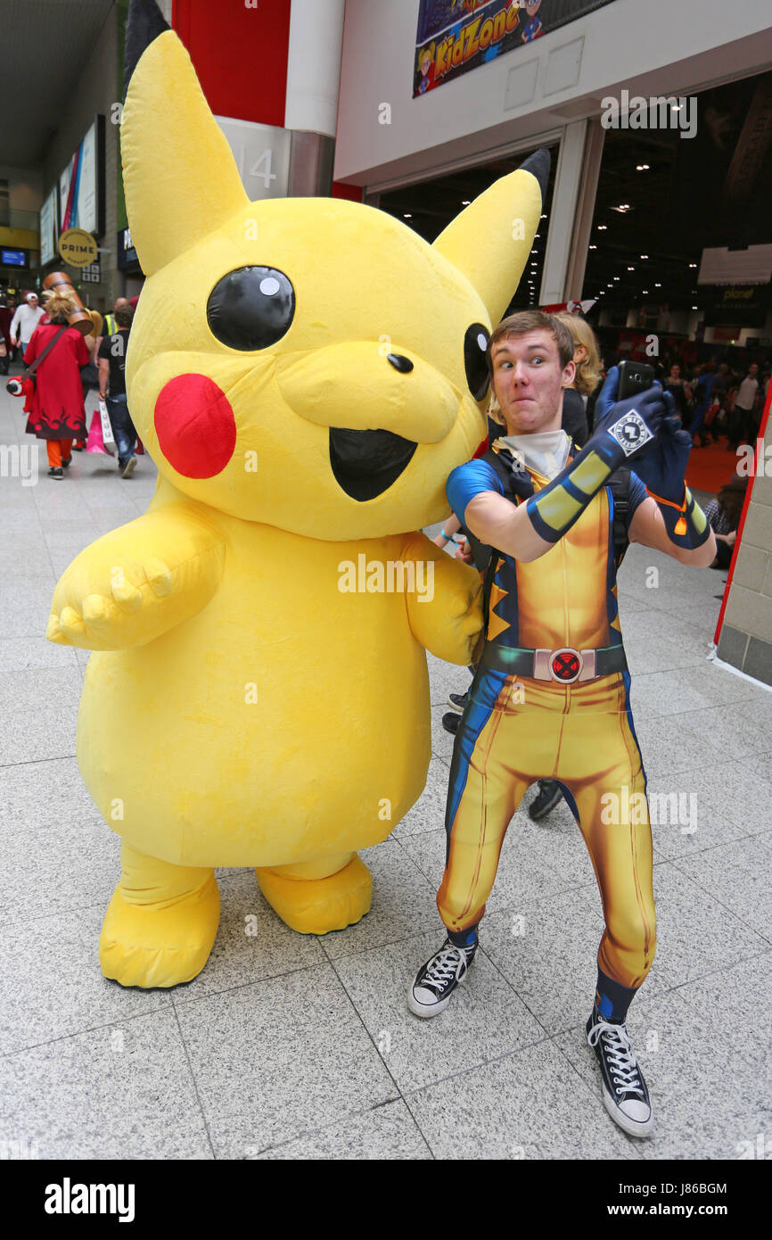 Londres, Royaume-Uni. 27 mai, 2017. Les amis en jaune... Pokemon Pikachu selfies obtient un avec un ami à MCM London Comic Con 2017 deuxième journée à Excel London Crédit : Paul Brown/Alamy Live News Banque D'Images