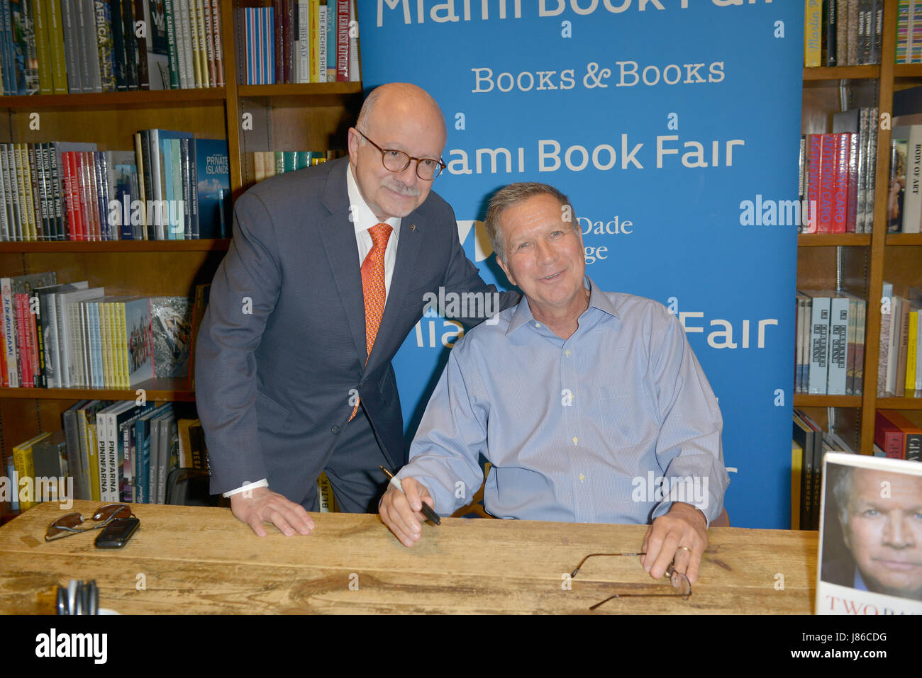 Coral Gables, FL, USA. 26 mai, 2017. John Kasich (R), Gouverneur de l'Ohio et un ancien candidat à l'élection présidentielle américaine pose pour photo avec Eduardo J. Padrón, Président, Miami Dade College lors Gouverneur Kasich livre signature 'deux chemins : l'Amérique divisée ou United" des livres et des livres le 26 mai 2017 à Coral Gables, en Floride. Credit : Mpi10/media/Alamy Punch Live News Banque D'Images