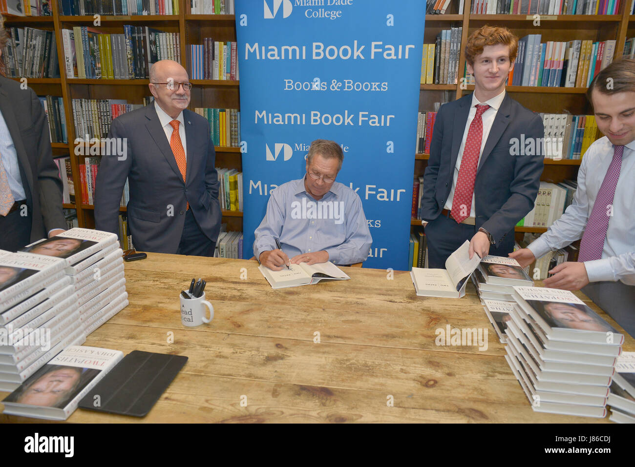 Coral Gables, FL, USA. 26 mai, 2017. John Kasich (C), Gouverneur de l'Ohio et un ancien candidat à l'élection présidentielle américaine pose pour photo avec Eduardo J. Padrón(L), le Président, au cours de Miami Dade College Gouverneur Kasich livre signature 'deux chemins : l'Amérique divisée ou United" des livres et des livres le 26 mai 2017 à Coral Gables, en Floride. Credit : Mpi10/media/Alamy Punch Live News Banque D'Images