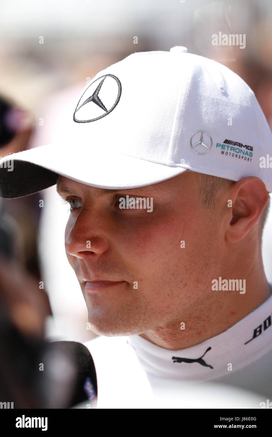 Monte Carlo, Monaco. 27 mai 2017. Valtteri Bottas de Finlande et Mercedes AMG Petronas F1 Team interview après séance de qualifications de la Formule 1 Grand Prix de Monaco, Monte Carlo. Stefano Arcaro/Alamy Live News Banque D'Images
