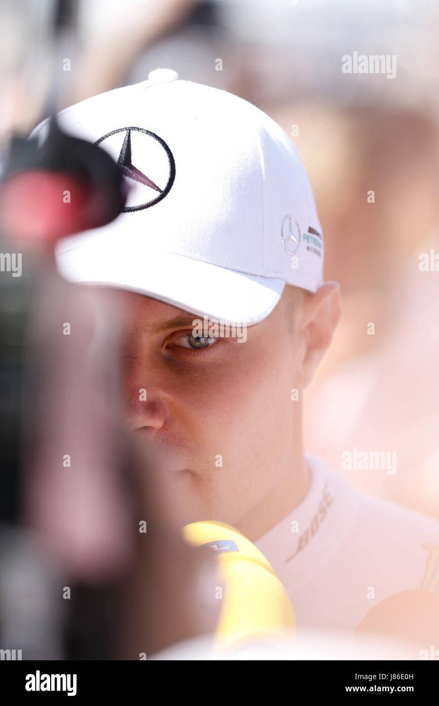 Monte Carlo, Monaco. 27 mai 2017. Valtteri Bottas de Finlande et Mercedes AMG Petronas F1 Team interview après séance de qualifications de la Formule 1 Grand Prix de Monaco, Monte Carlo. Stefano Arcaro/Alamy Live News Banque D'Images