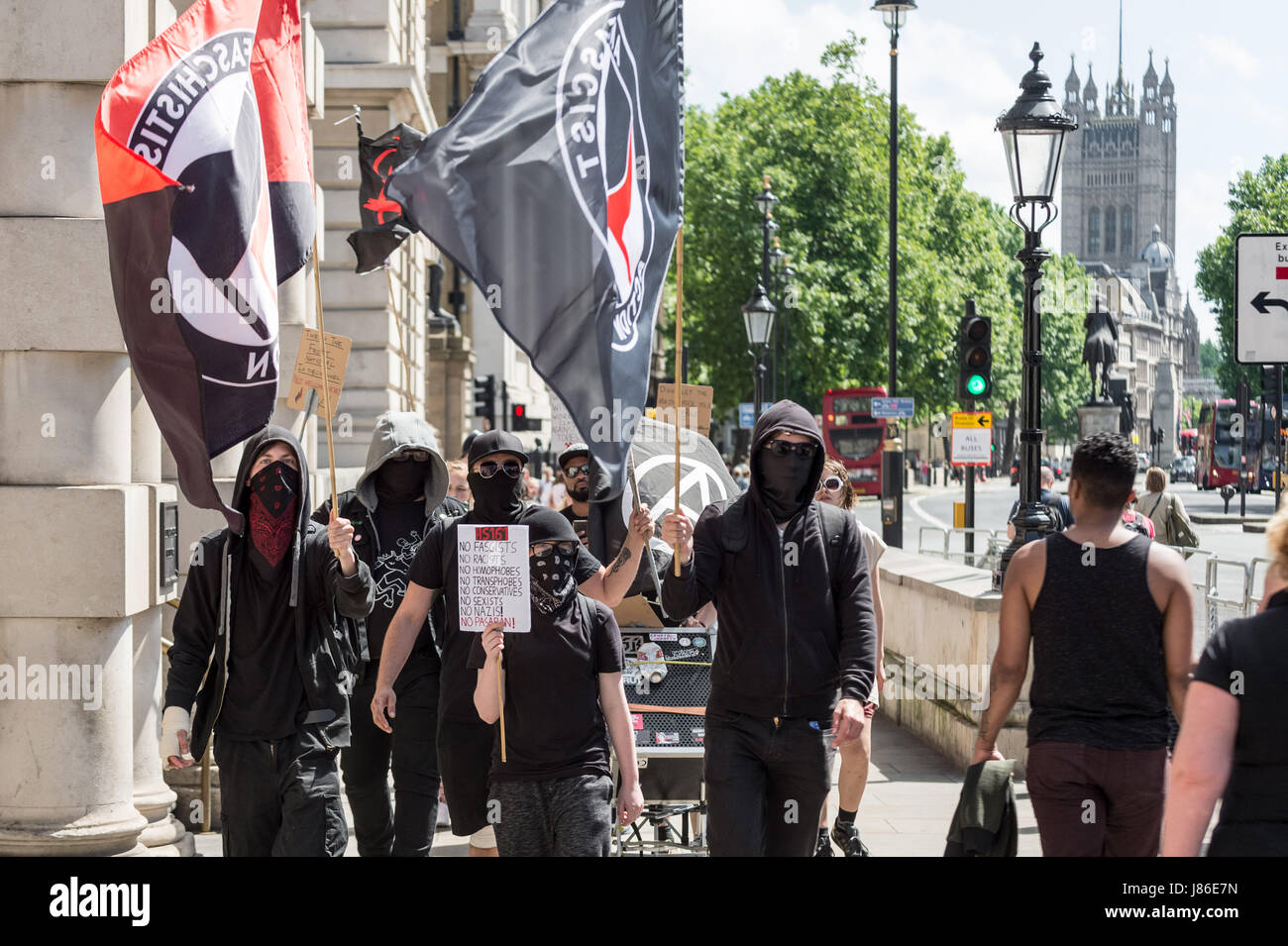 Londres, Royaume-Uni. 27 mai, 2017. Un petit groupe d'antifascistes et anarchistes mars à Whitehall dans le cadre d'une protestation anti-parti conservateur avant la prochaine élection générale. © Guy Josse/Alamy Live News Banque D'Images