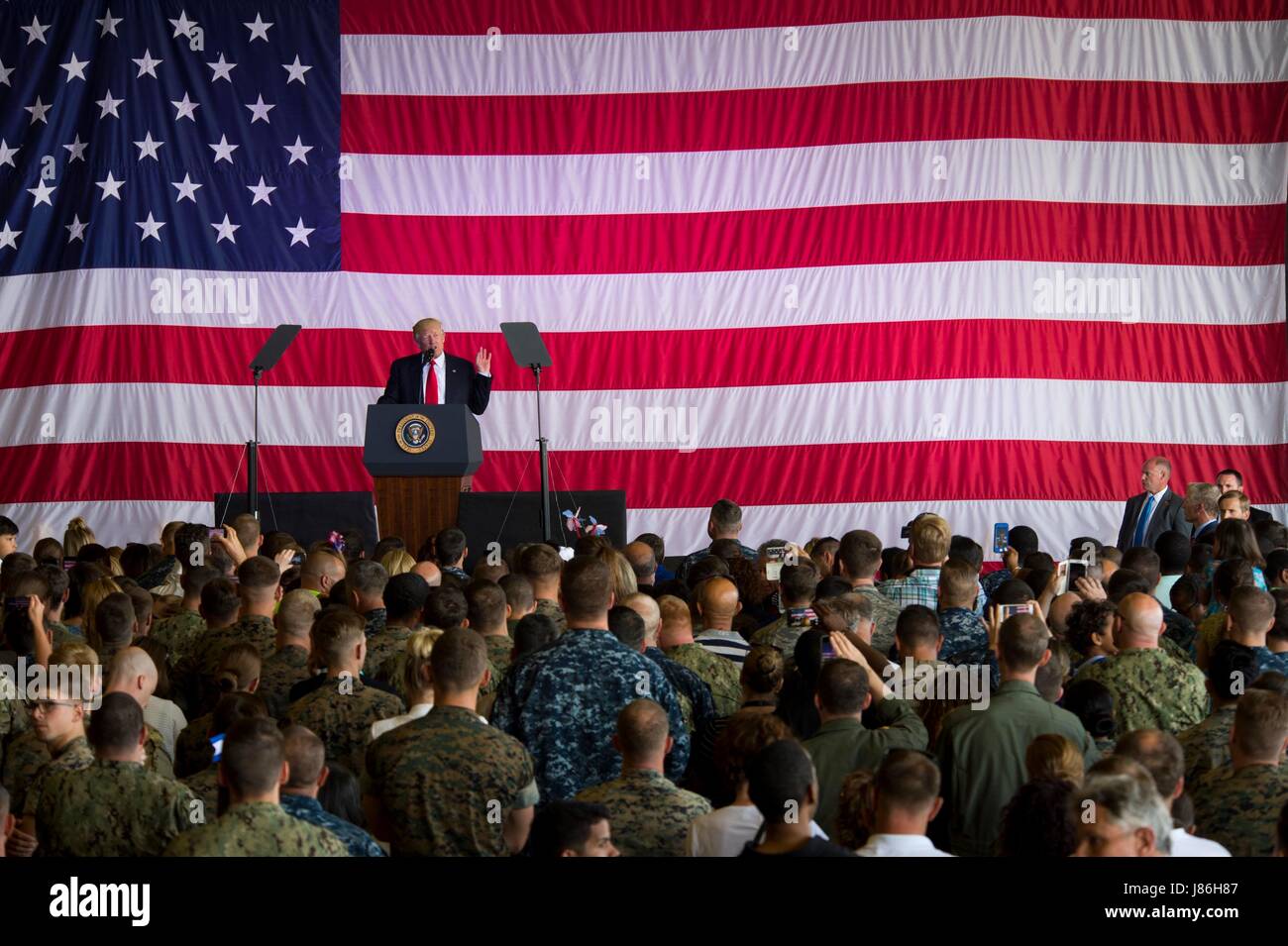 Le Président américain Donald Trump porte sur les membres du service lors d'une escale à la base aéronavale de Sigonella, avant de retourner à la maison de ses neuf jours de voyage outre-mer 27 Mai 2017 à Sigonella, en Italie. Banque D'Images