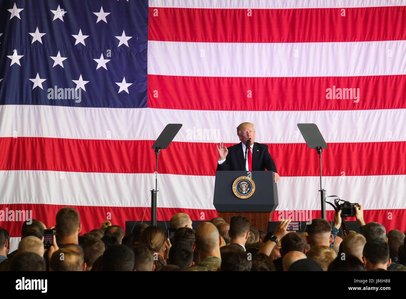 Le Président américain Donald Trump porte sur les membres du service lors d'une escale à la base aéronavale de Sigonella, avant de retourner à la maison de ses neuf jours de voyage outre-mer 27 Mai 2017 à Sigonella, en Italie. Banque D'Images